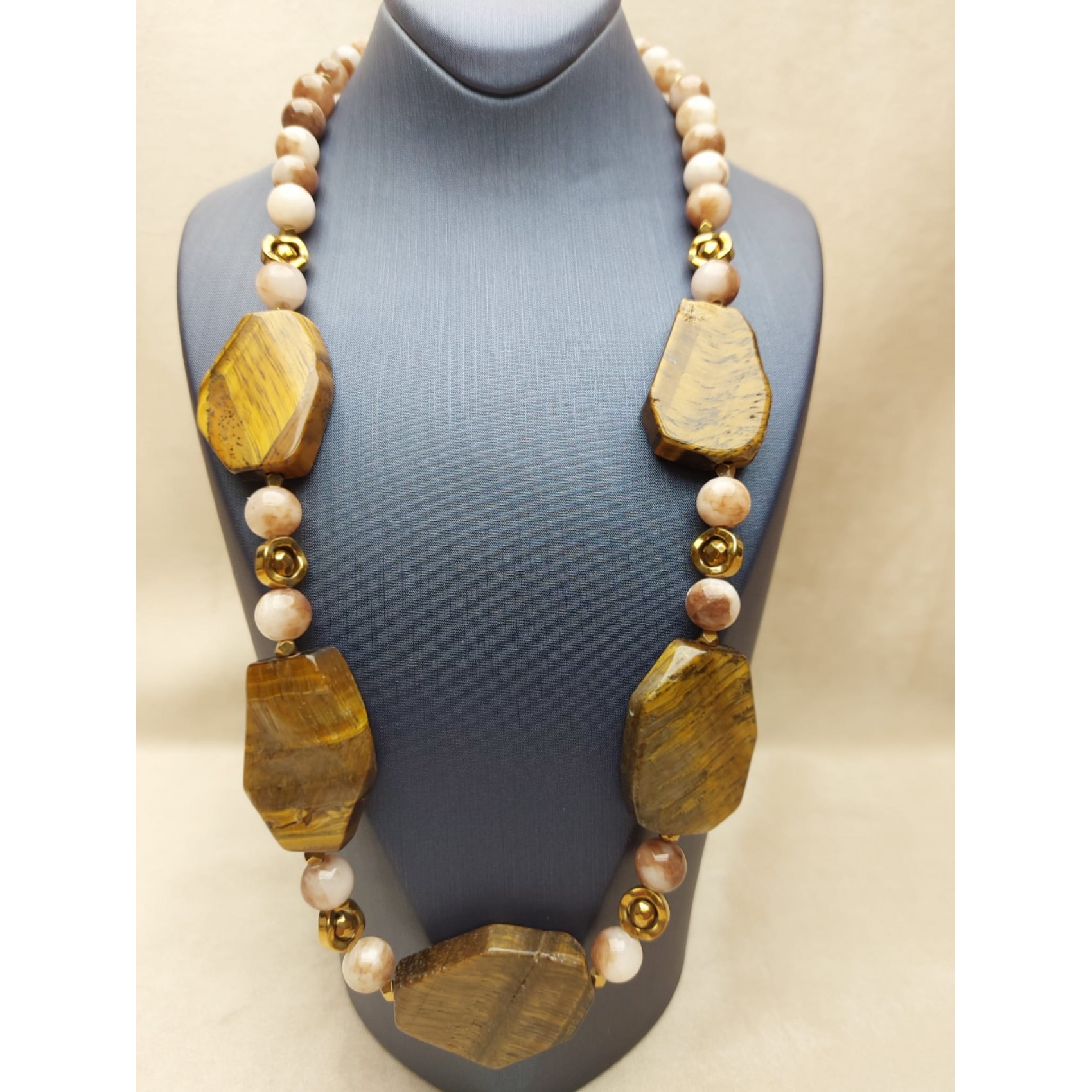 Kaklarota ( dabīgie akmeņi )