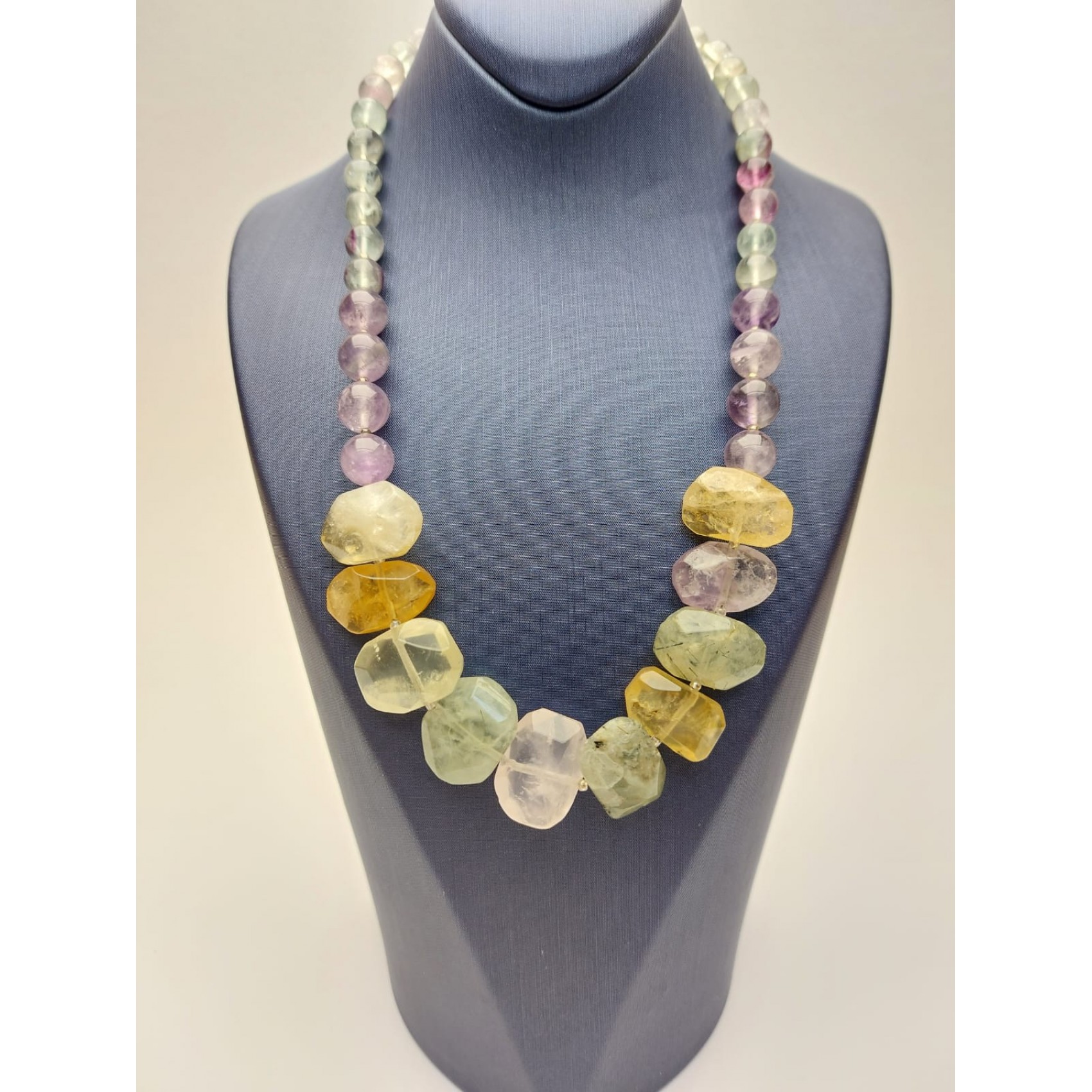 Kaklarota ( dabīgie akmeņi )