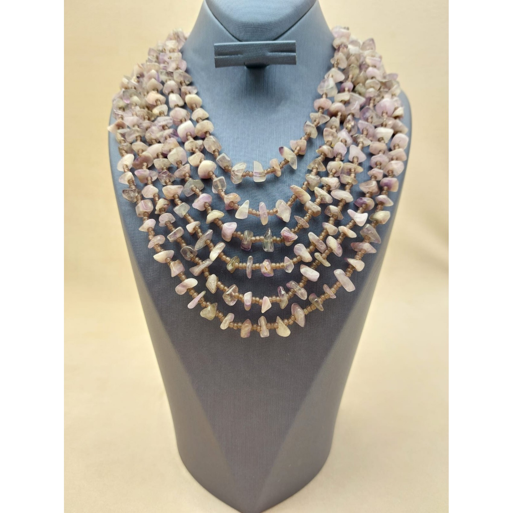 Kaklarota ( dabīgie akmeņi )