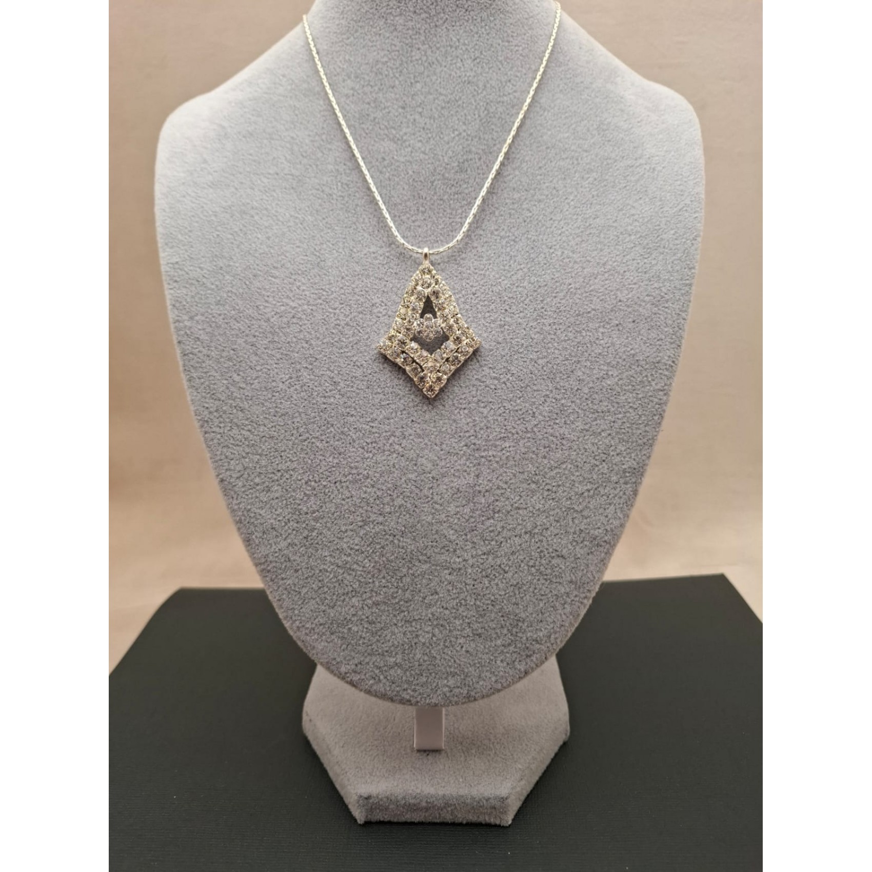 Kaklarota ( kristāli )