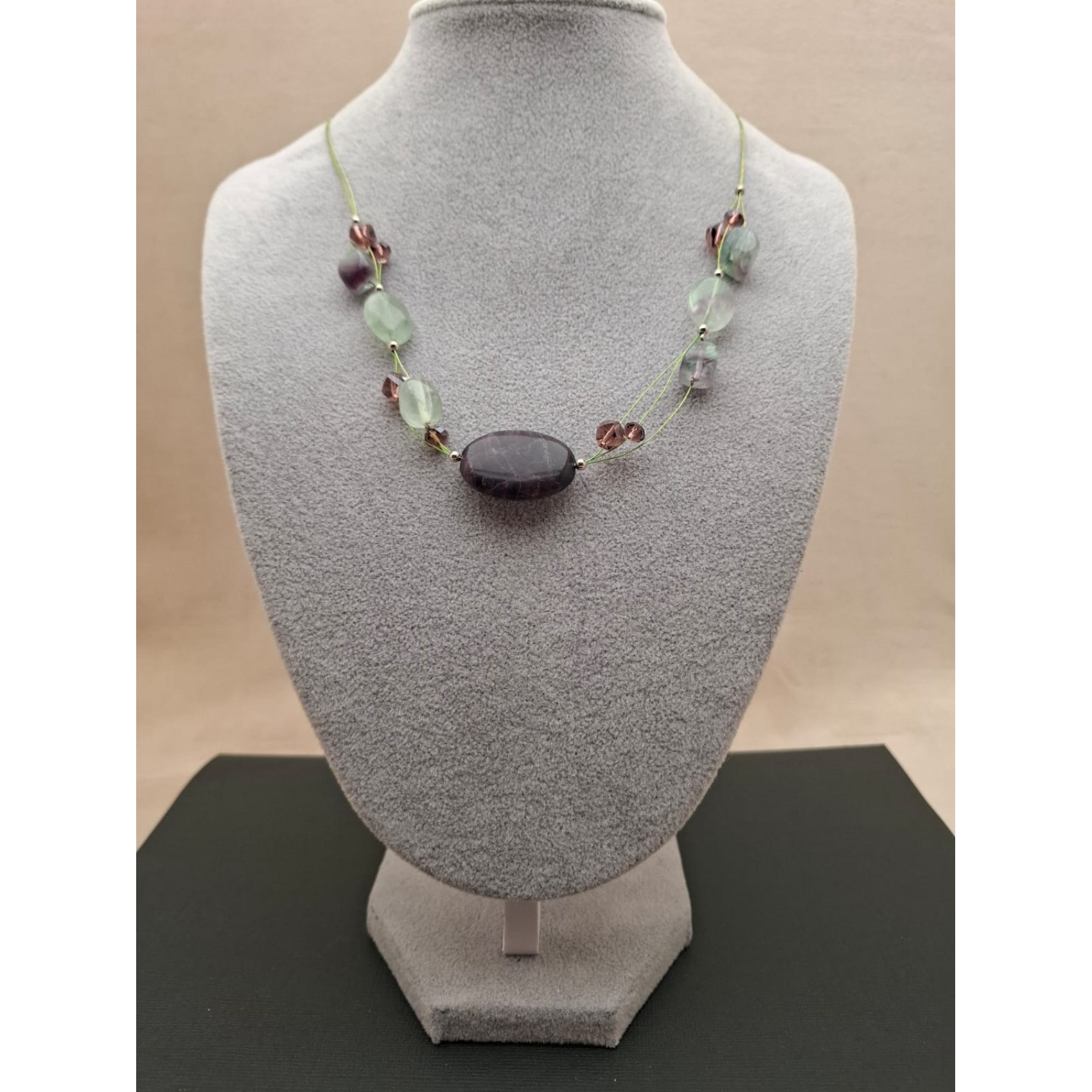 Kaklarota ( dabīgie akmeņi )