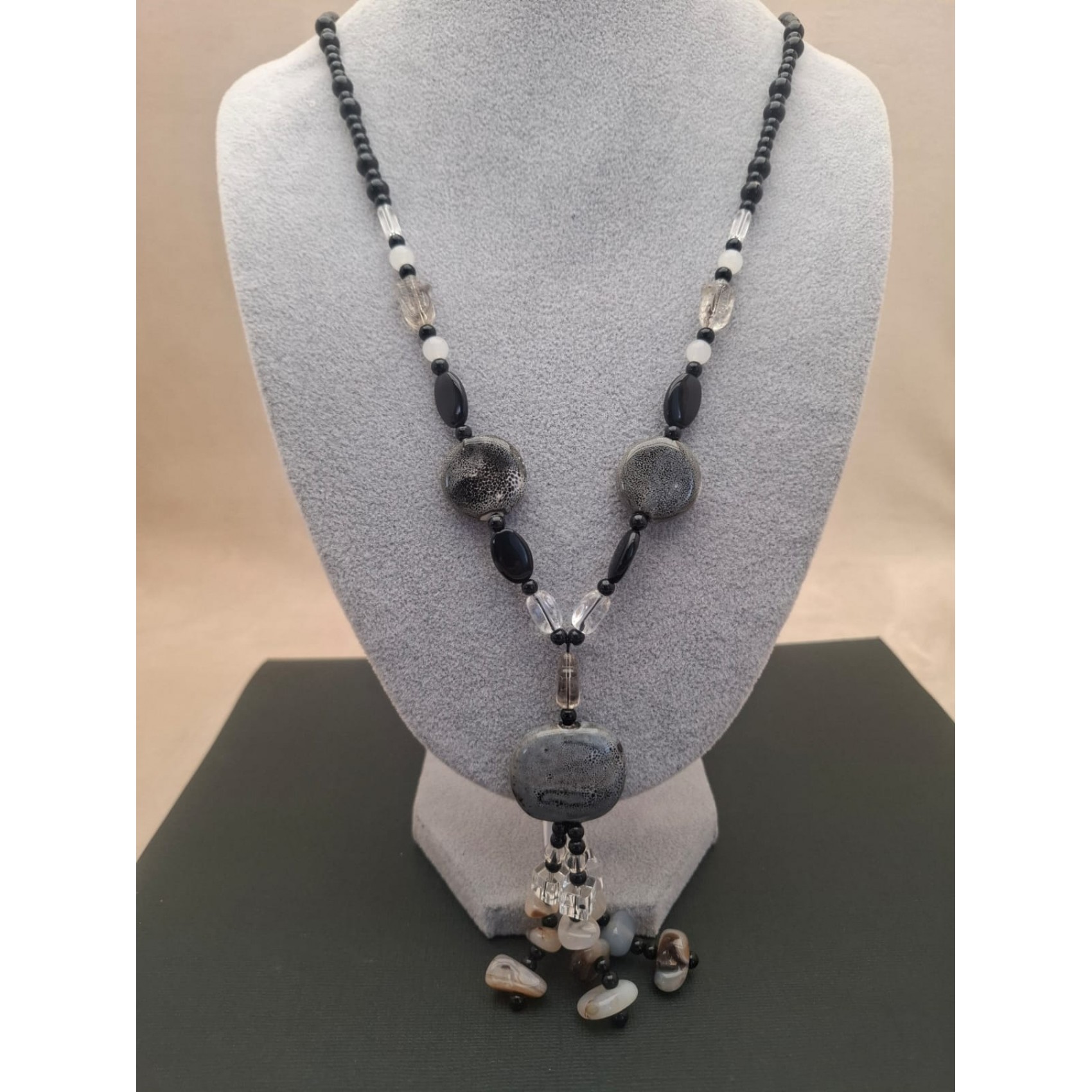 Kaklarota ( dabīgie akmeņi )