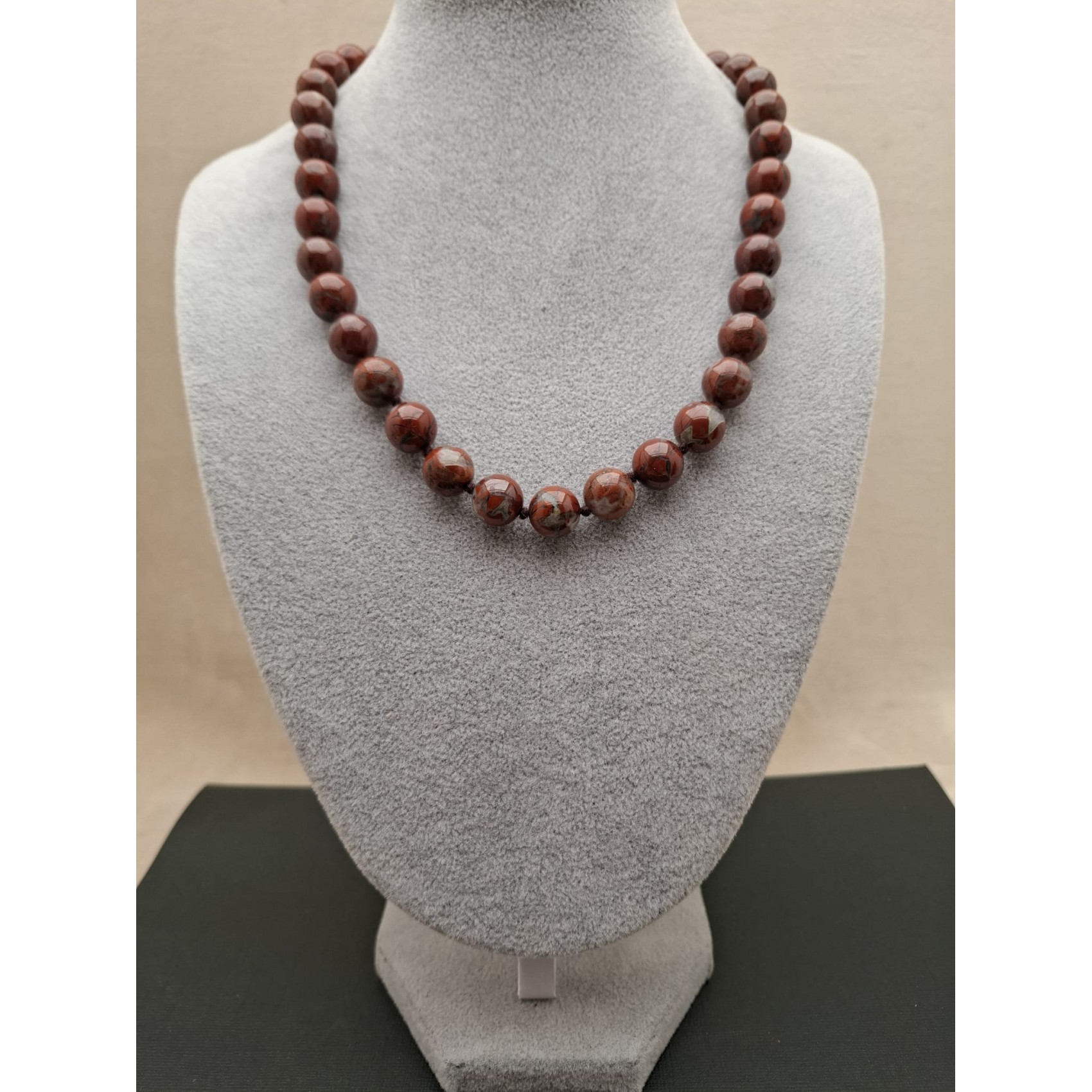 Kaklarota ( dabīgie akmeņi )