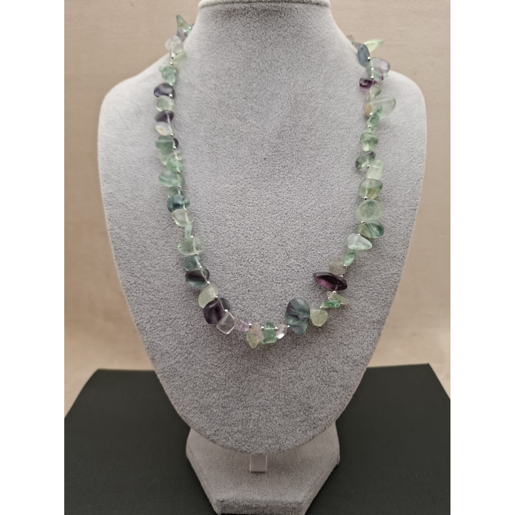 Kaklarota ( dabīgie akmeņi )