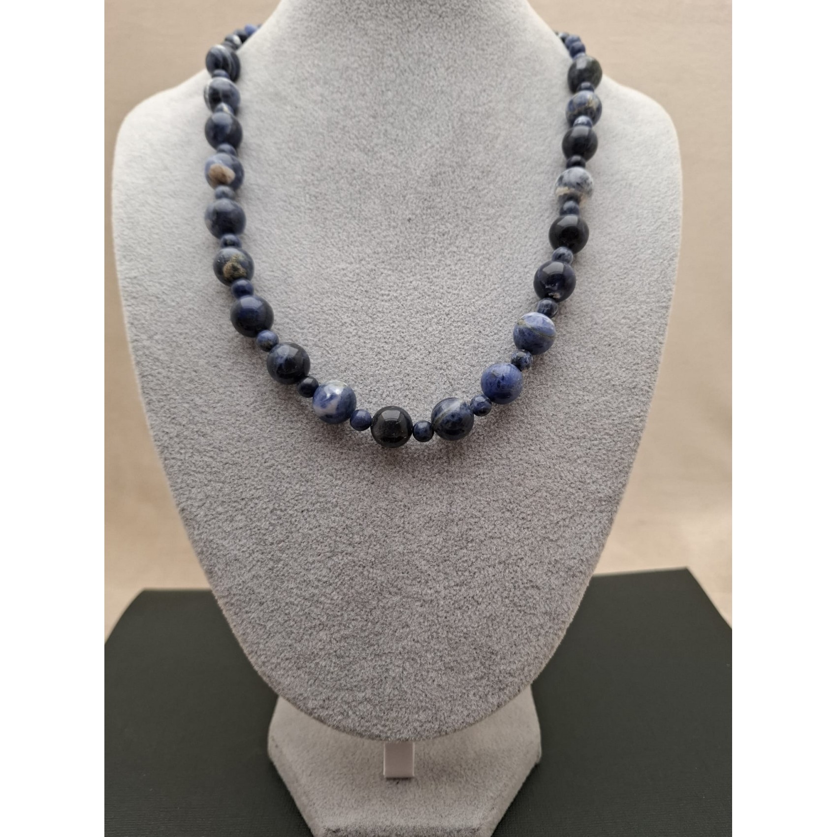 Kaklarota ( dabīgie akmeņi )