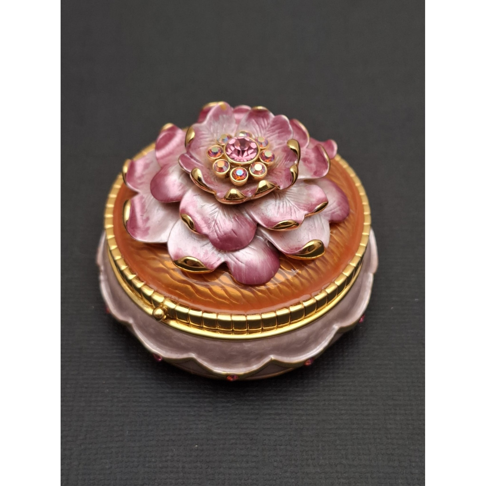 Vintage broša  JOAN RIVER