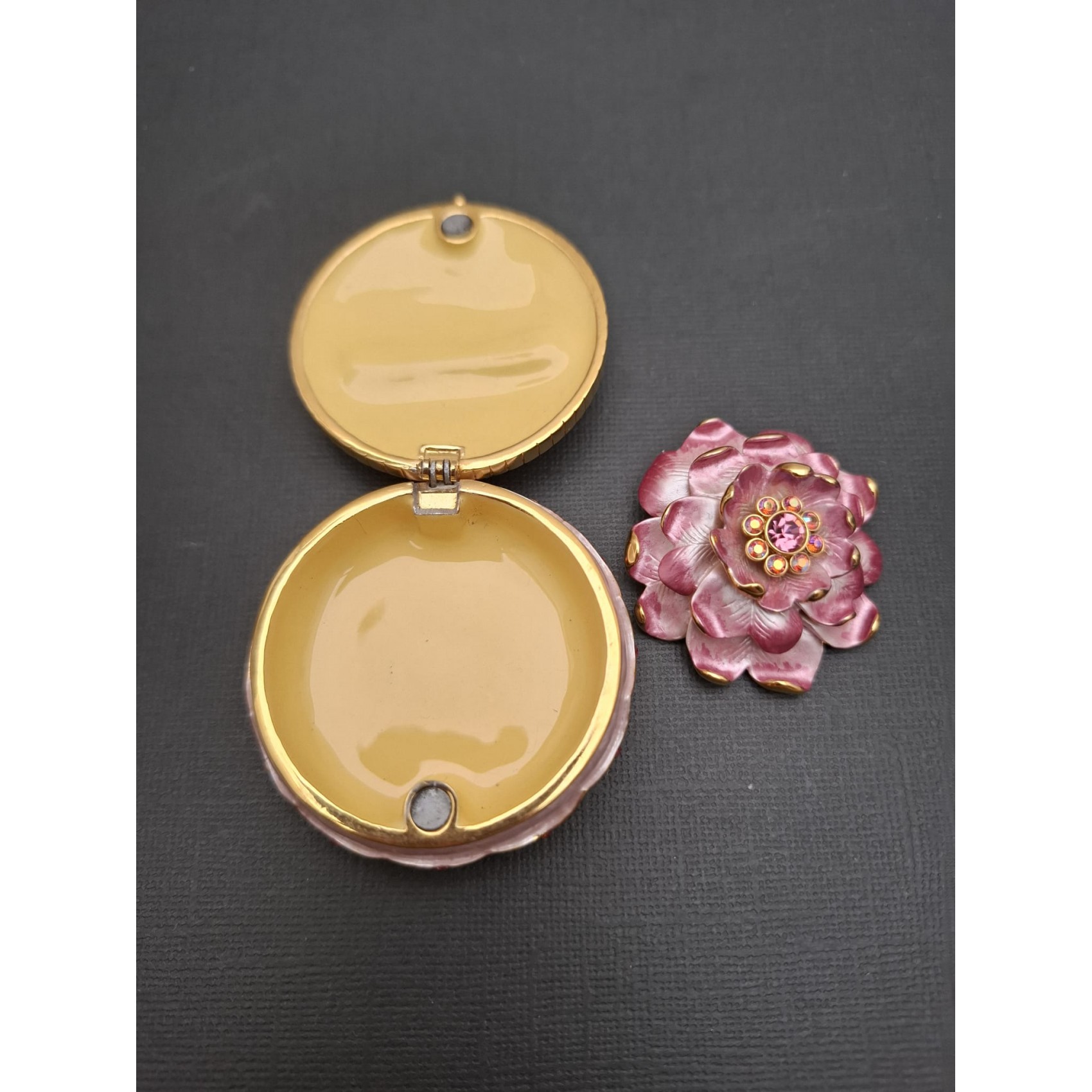 Vintage broša  JOAN RIVER