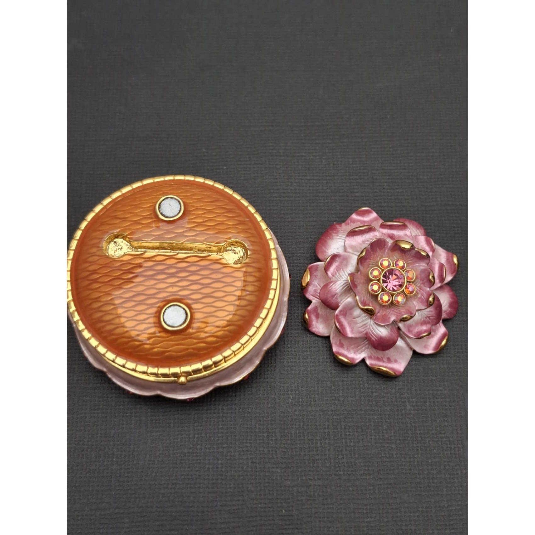 Vintage broša  JOAN RIVER