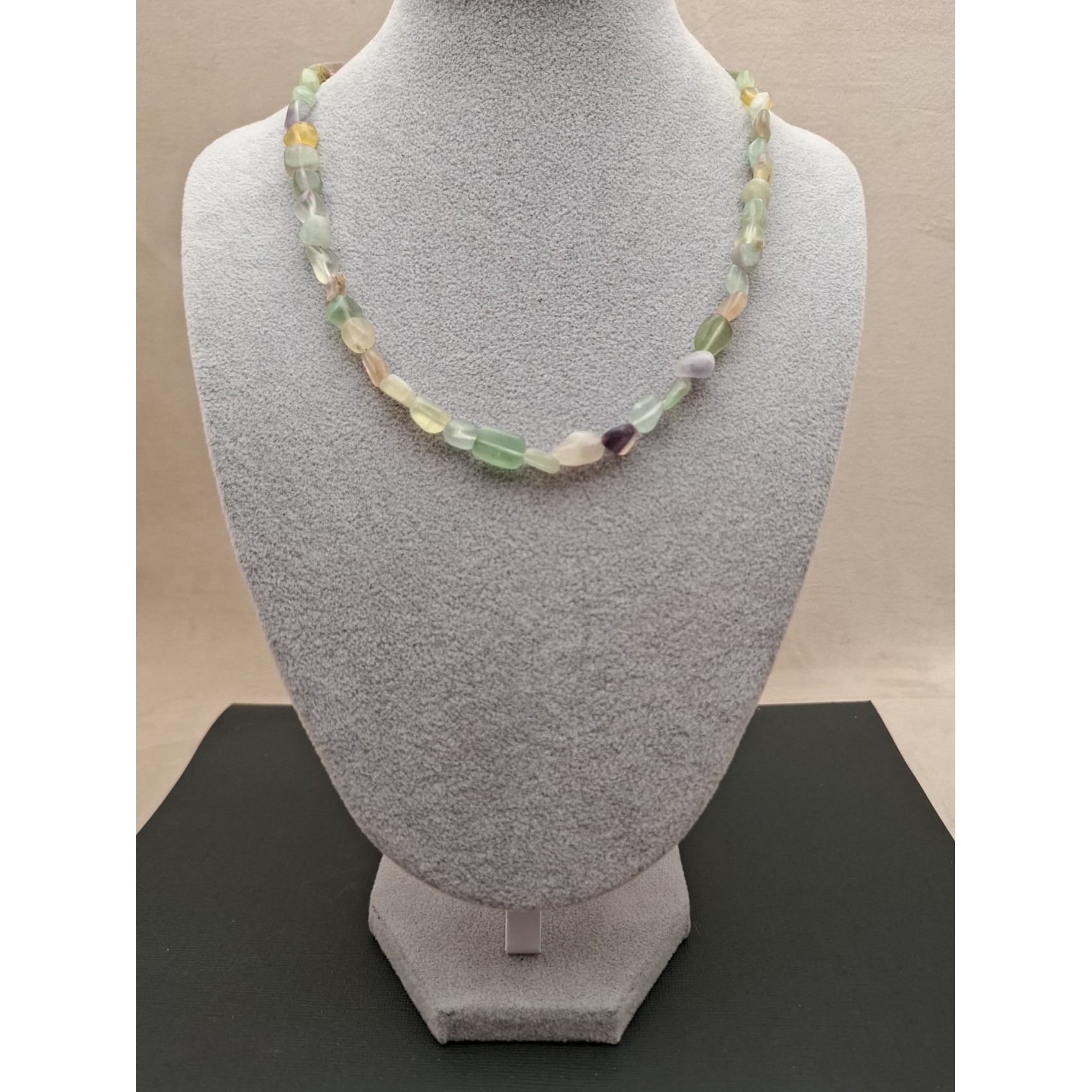 Kaklarota ( dabīgie akmeņi )