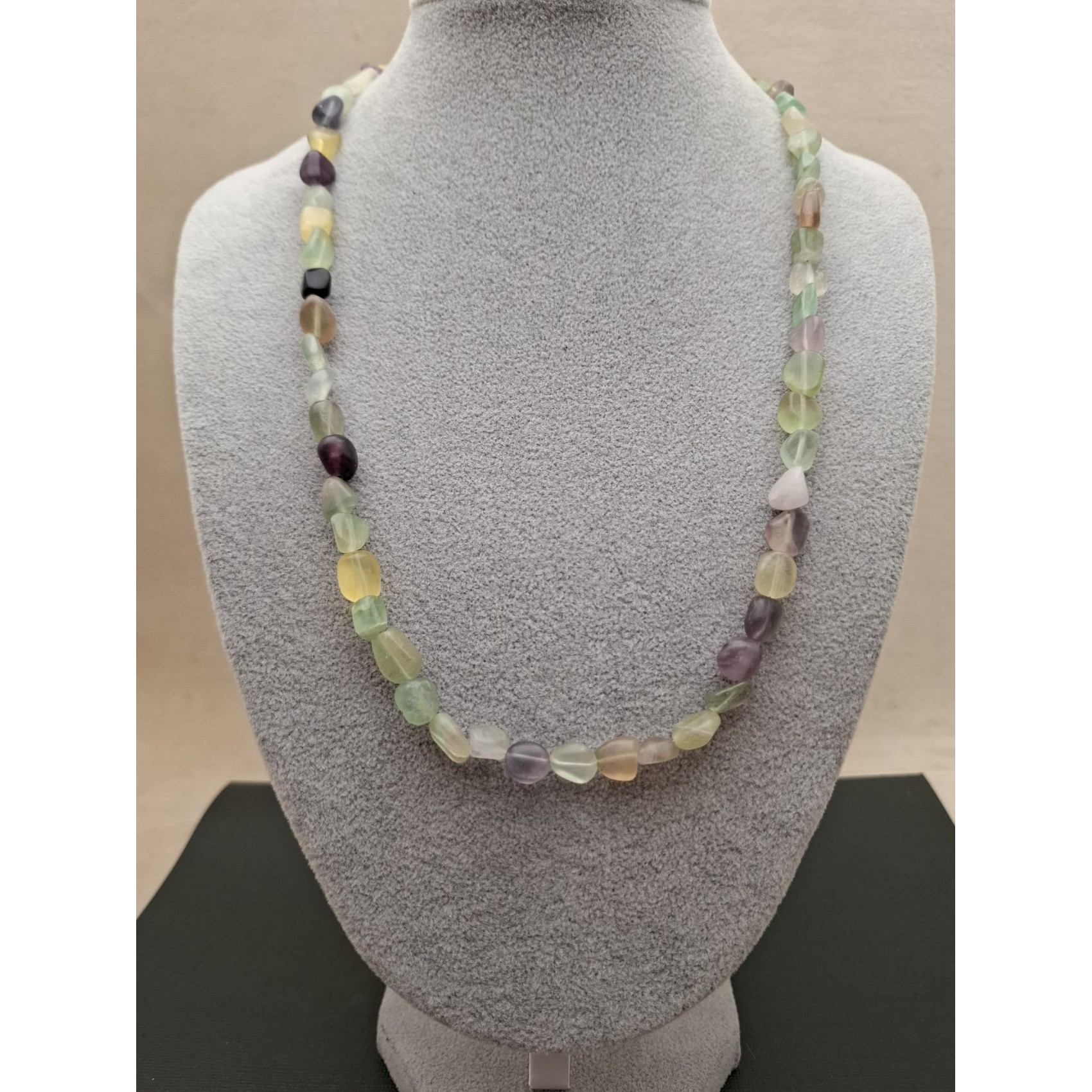 Kaklarota ( dabīgie akmeņi )