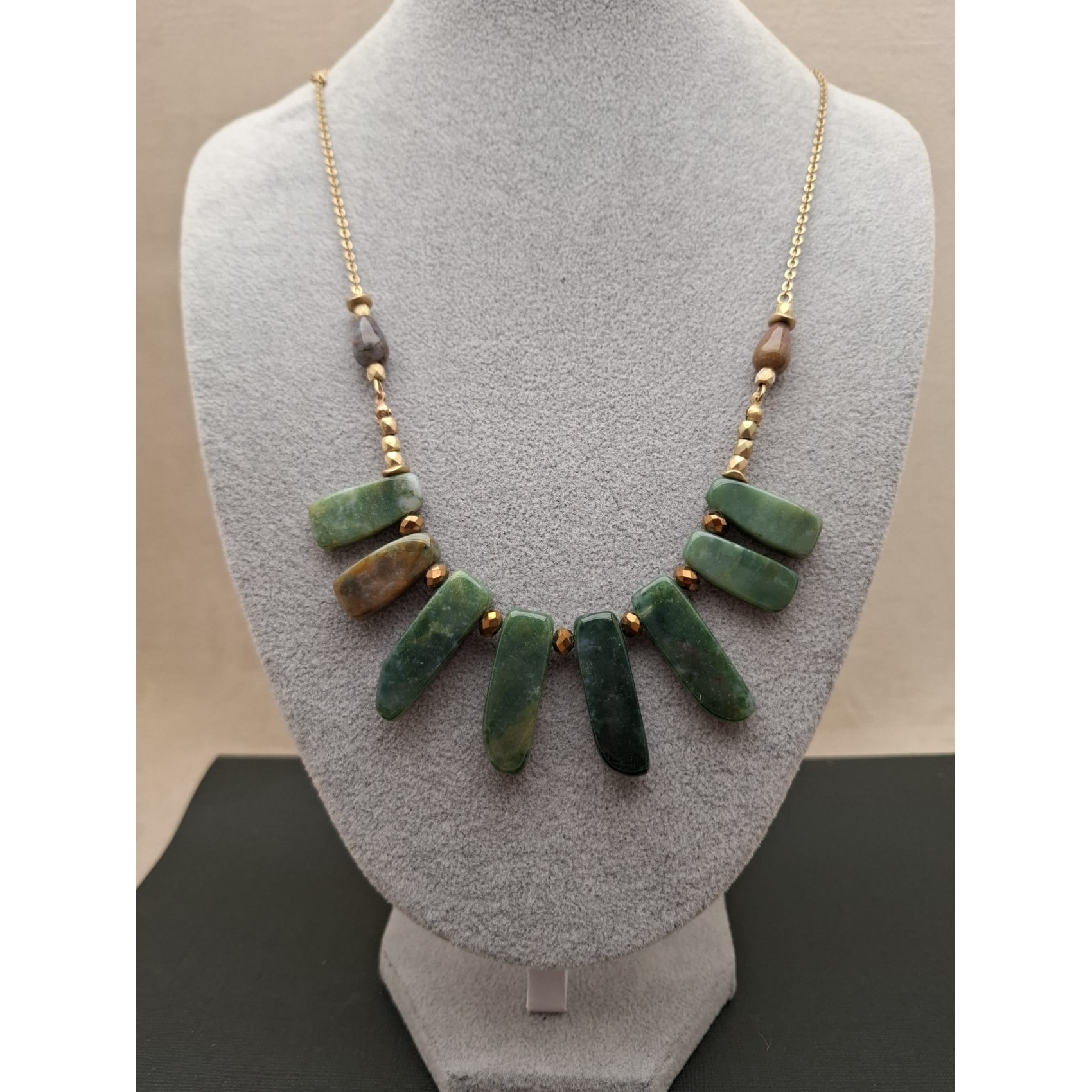 Kaklarota ( dabīgie akmeņi )