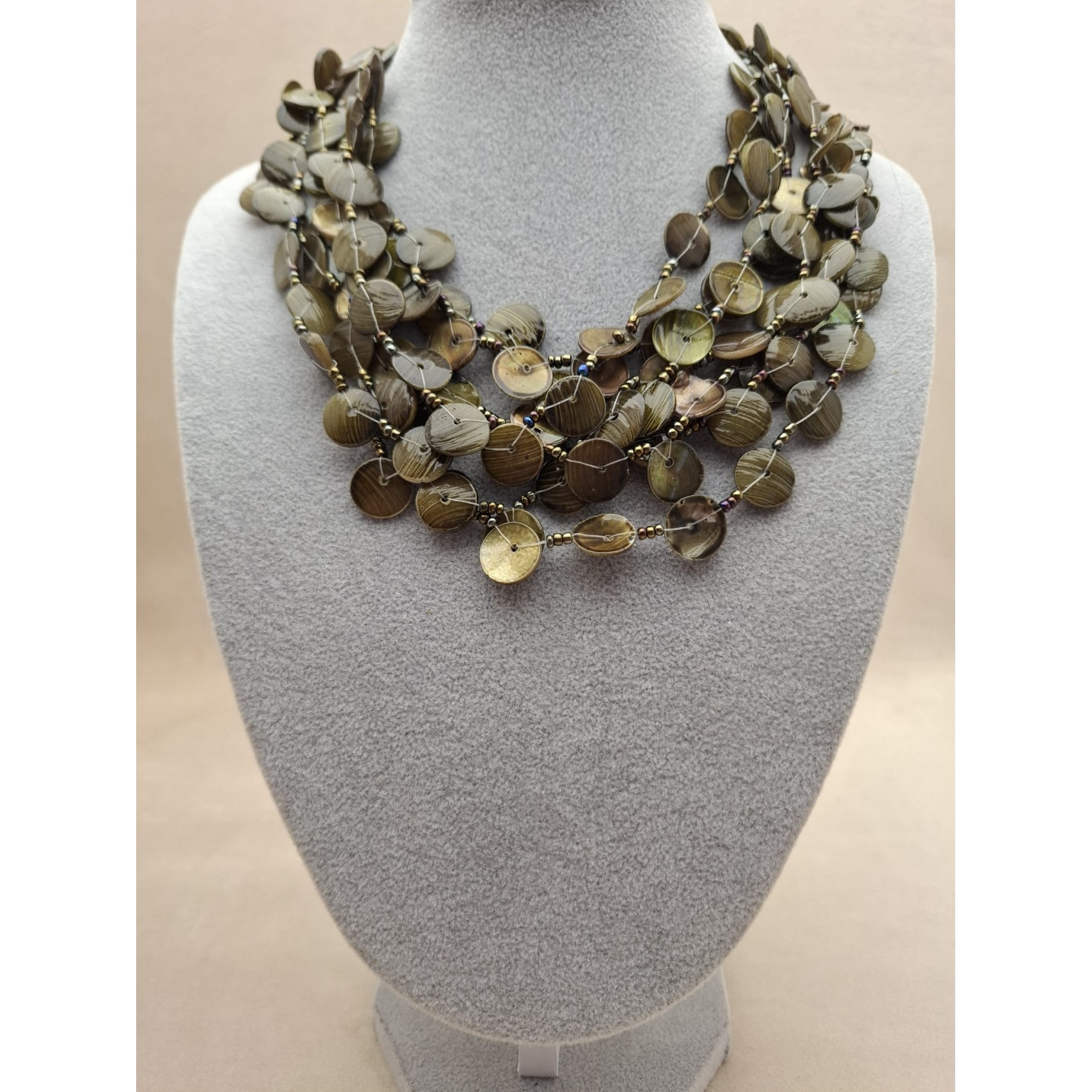 Kaklarota  ( perlamutrs )