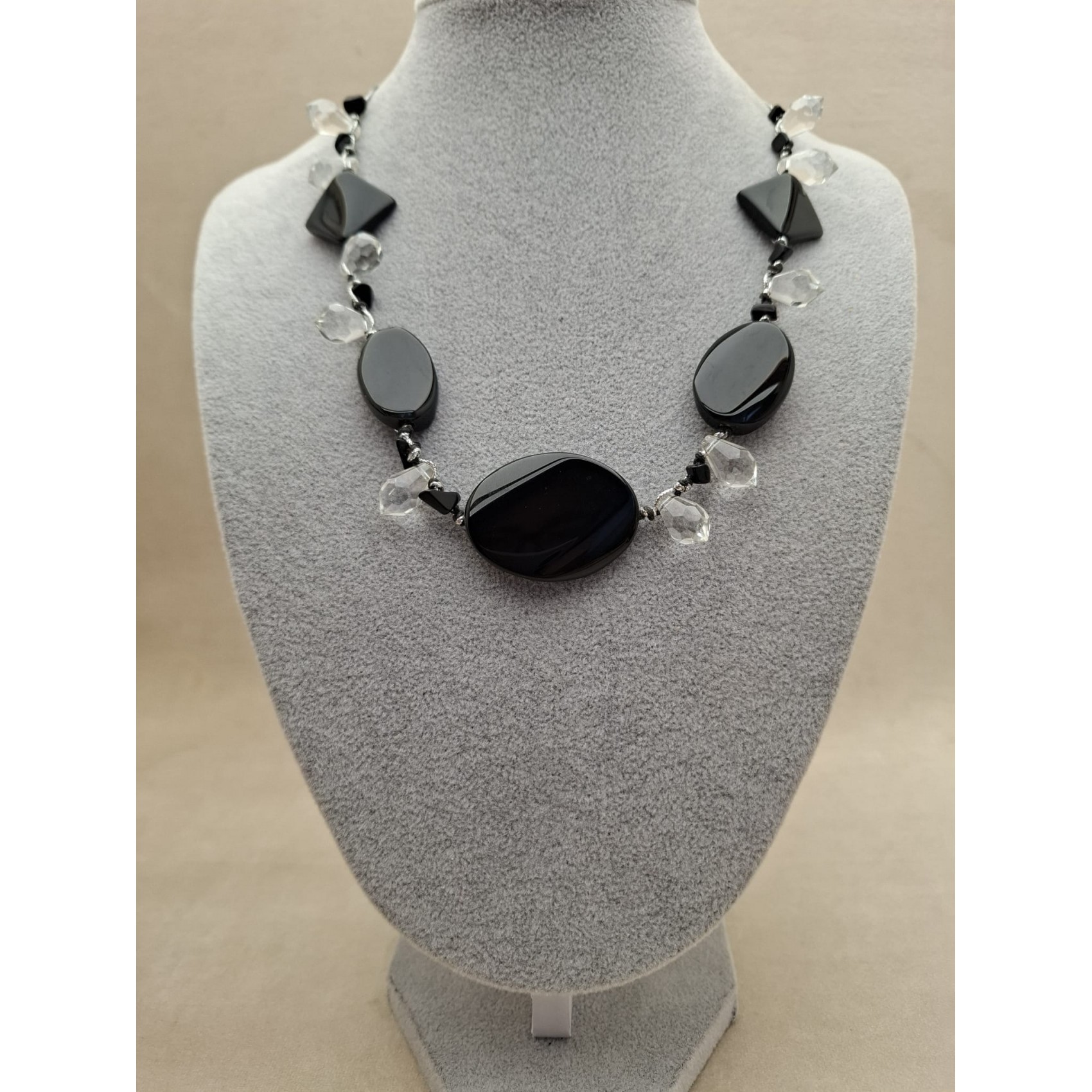 Kaklarota ( dabīgie akmeņi )