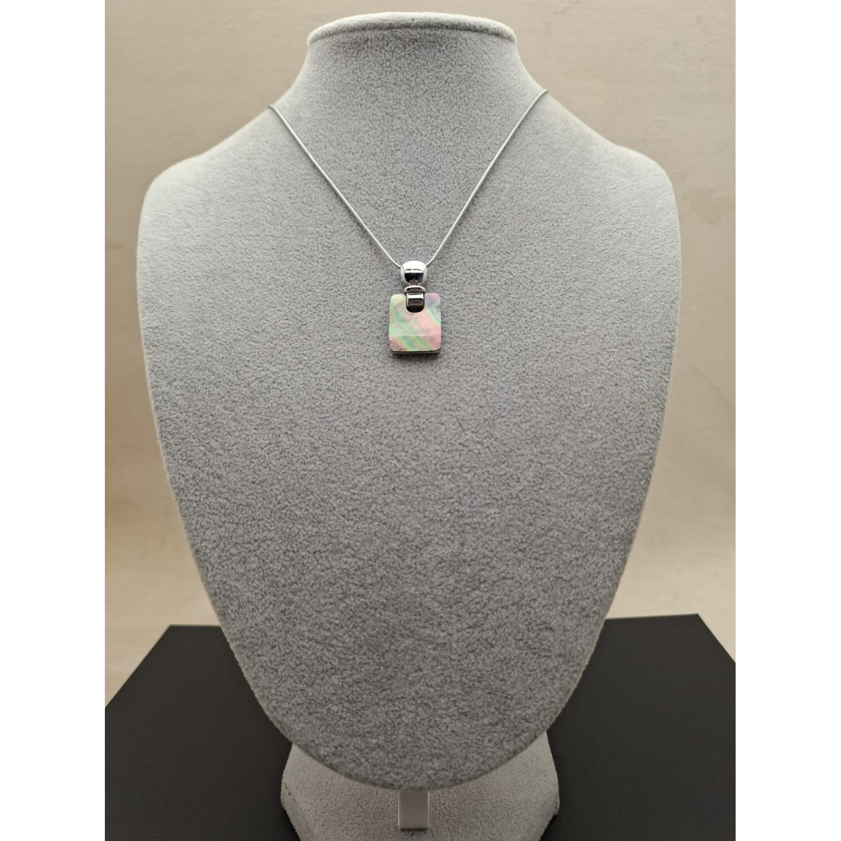 Kaklarota  ( perlamutrs )