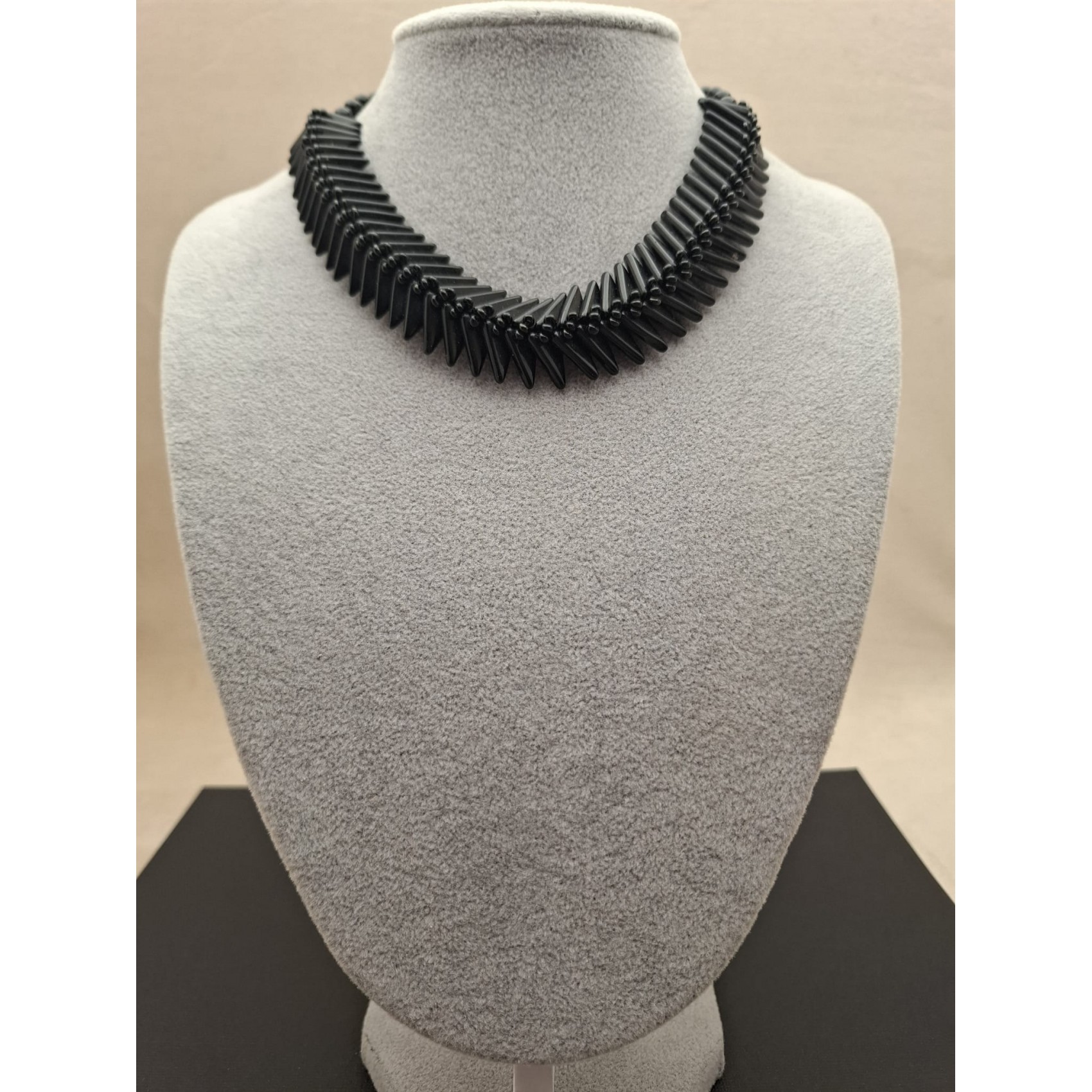 Kaklarota ( dabīgie akmeņi )