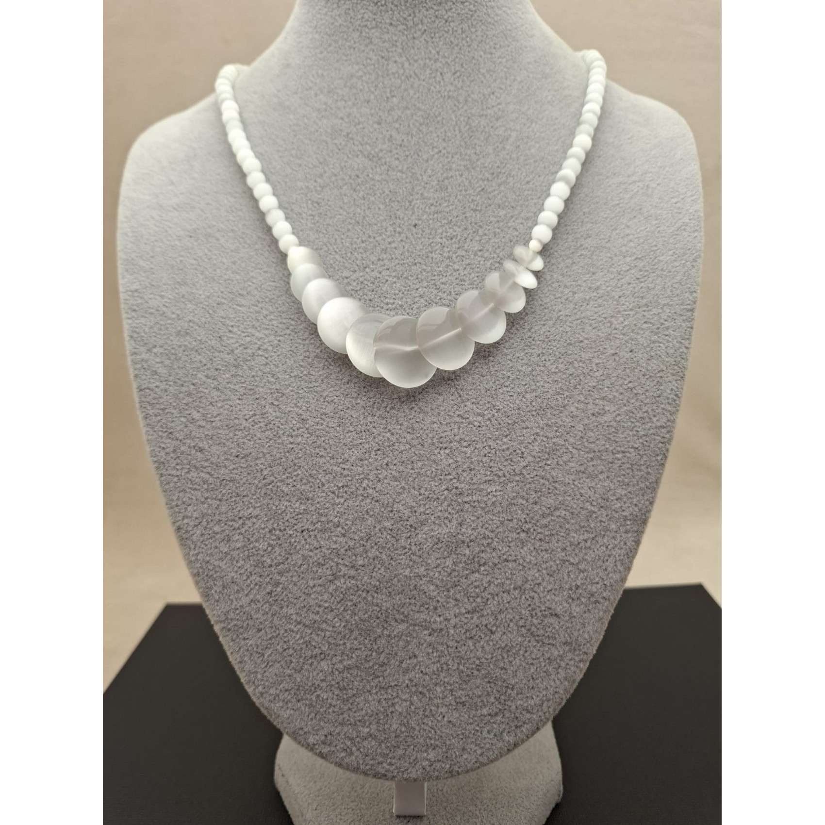 Kaklarota ( dabīgie akmeņi )