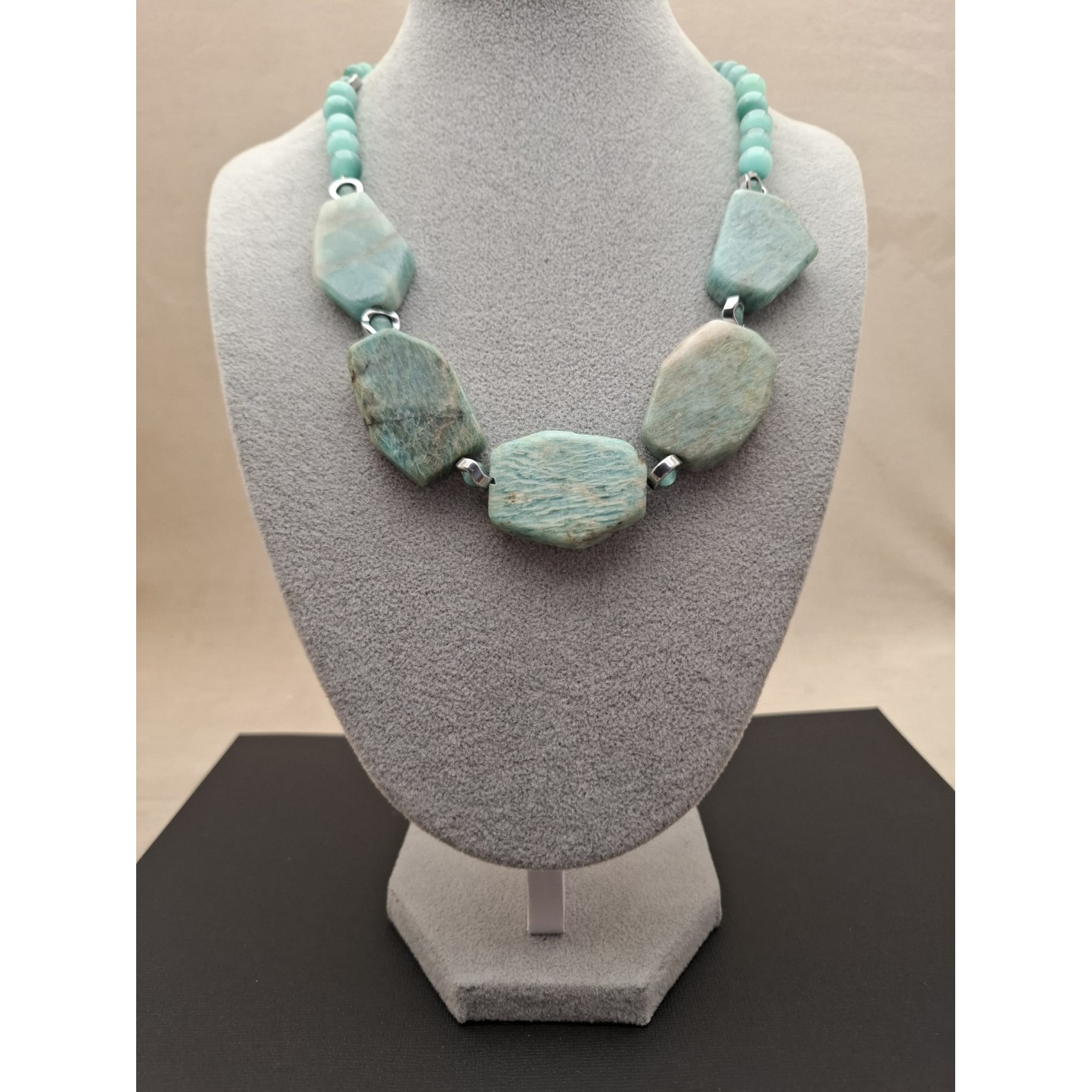 Kaklarota ( dabīgie akmeņi )