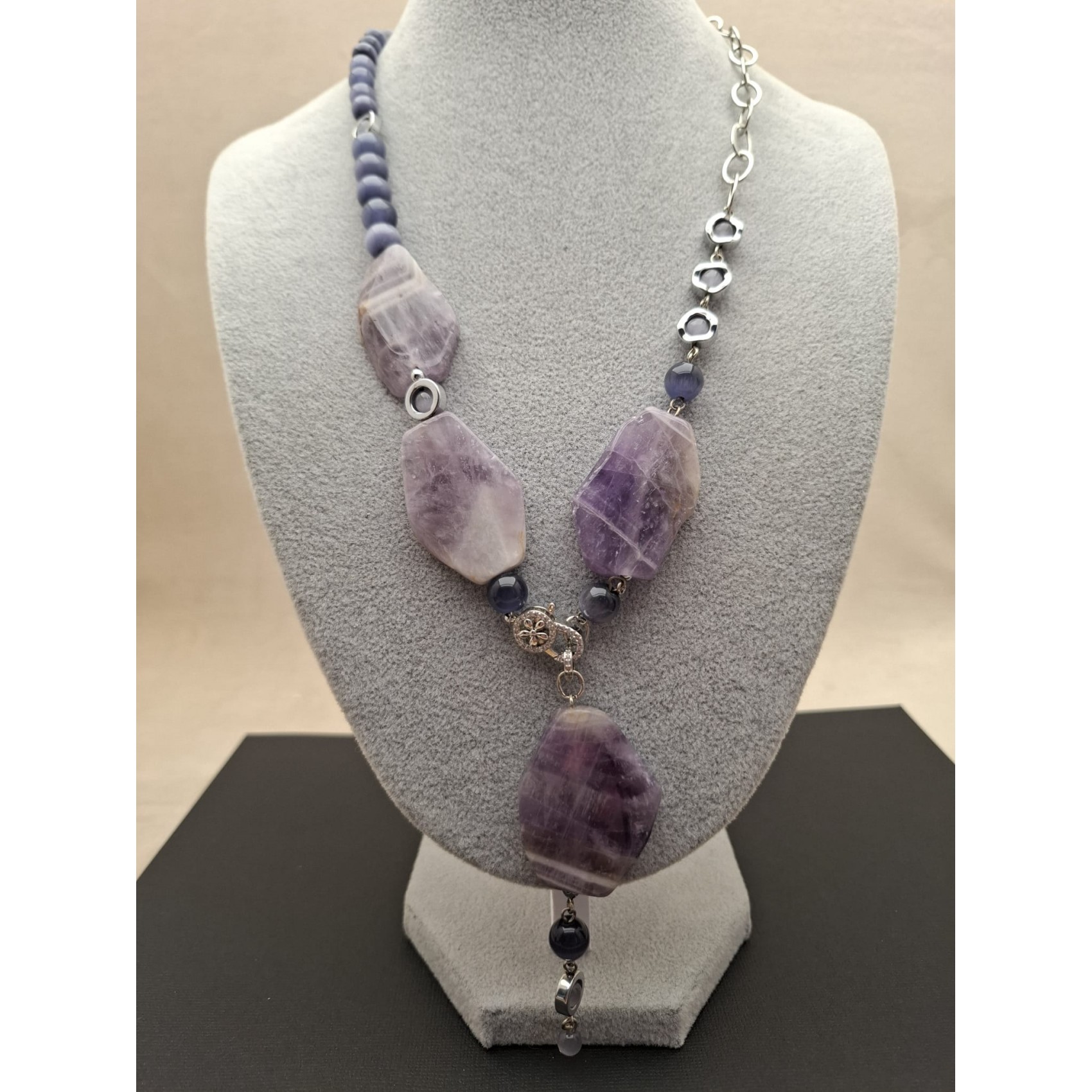 Kaklarota ( dabīgie akmeņi )