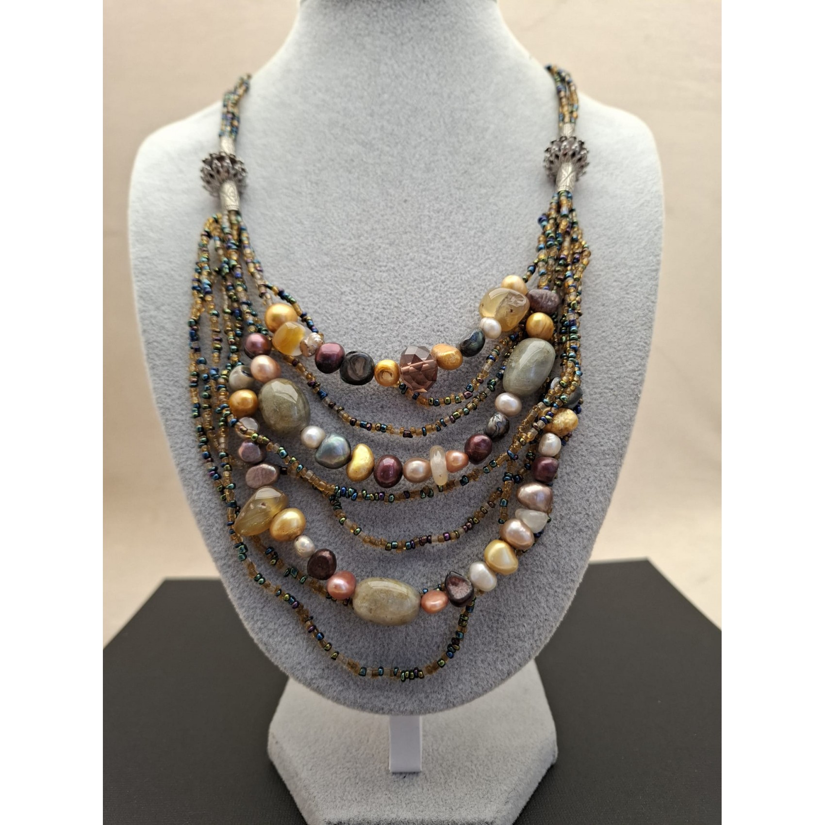 Kaklarota ( dabīgie akmeņi )