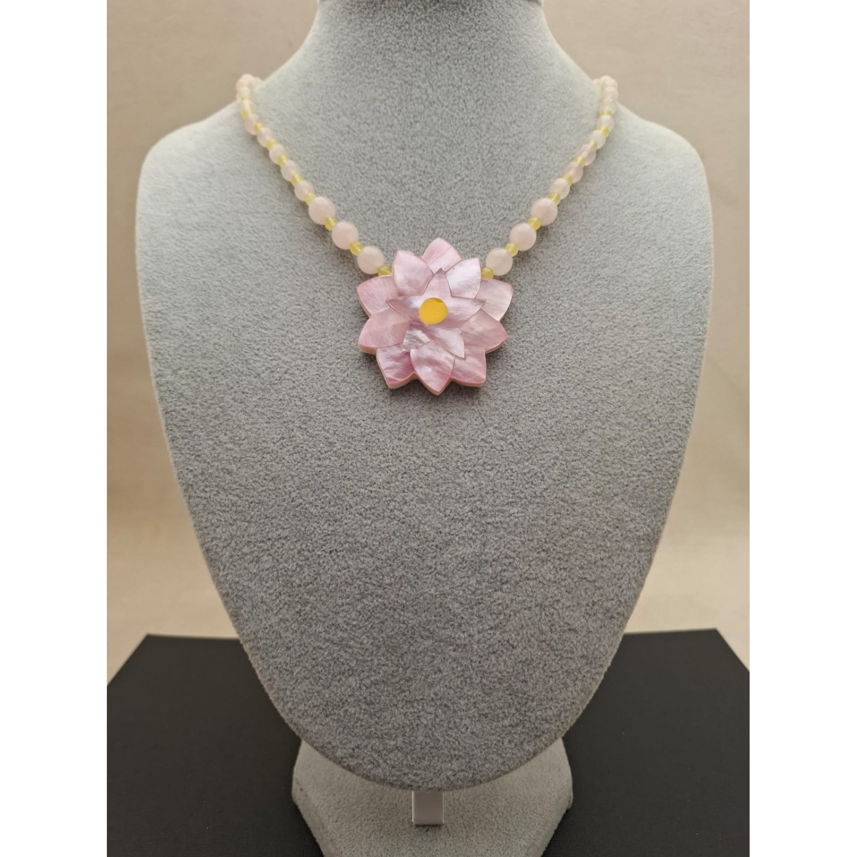 Kaklarota ( dabīgie akmeņi )