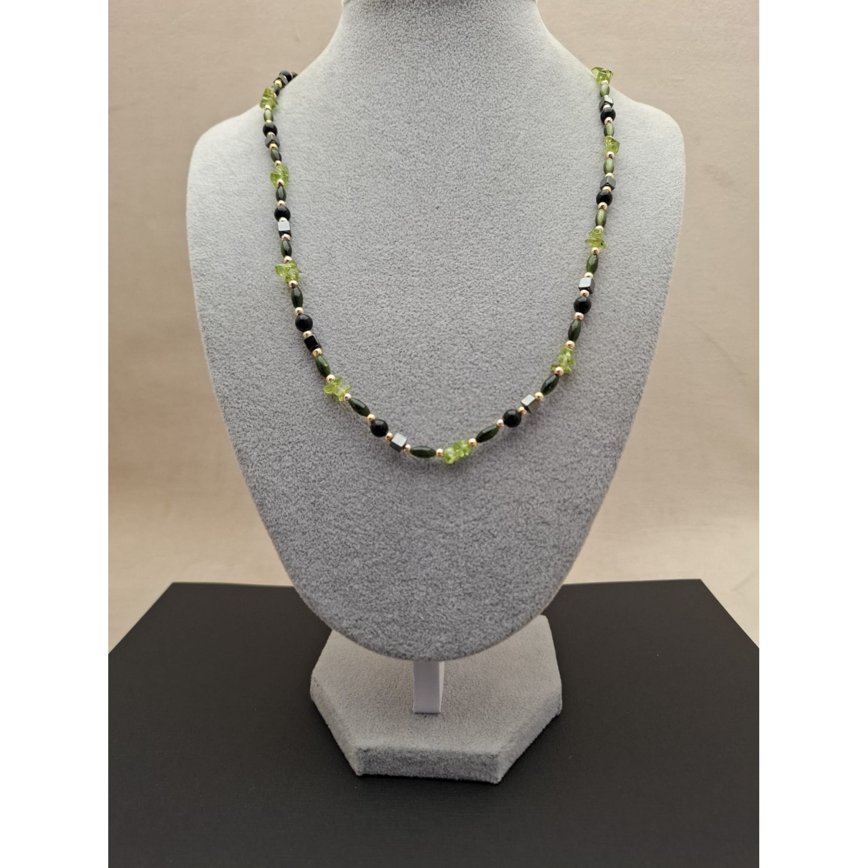 Kaklarota ( dabīgie akmeņi )