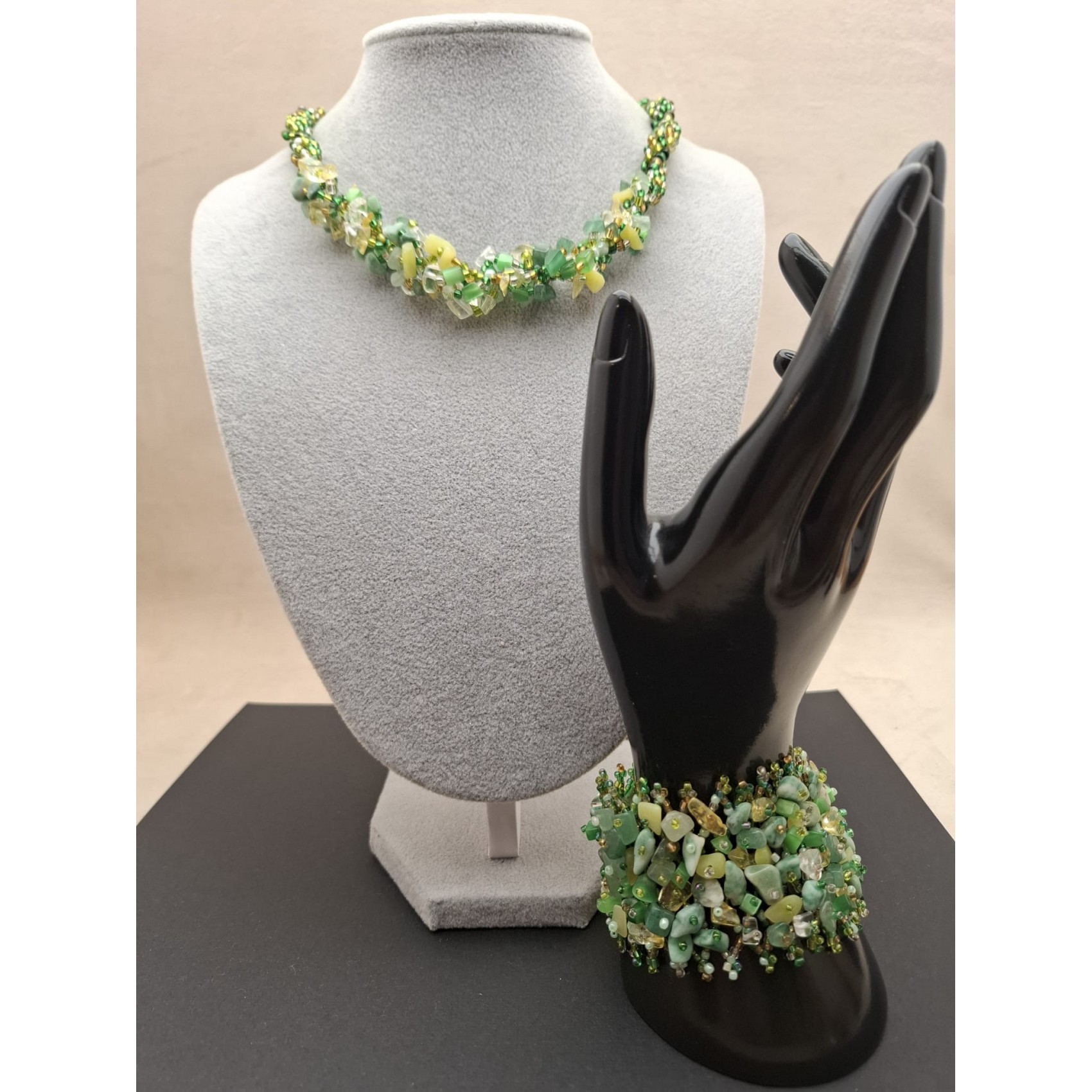 Kaklarota ( dabīgie akmeņi )