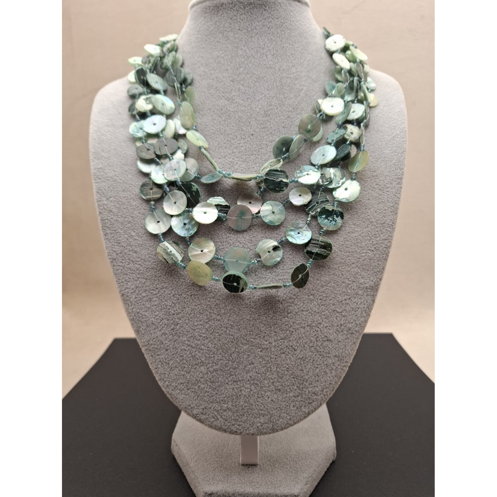 Kaklarota  ( perlamutrs )