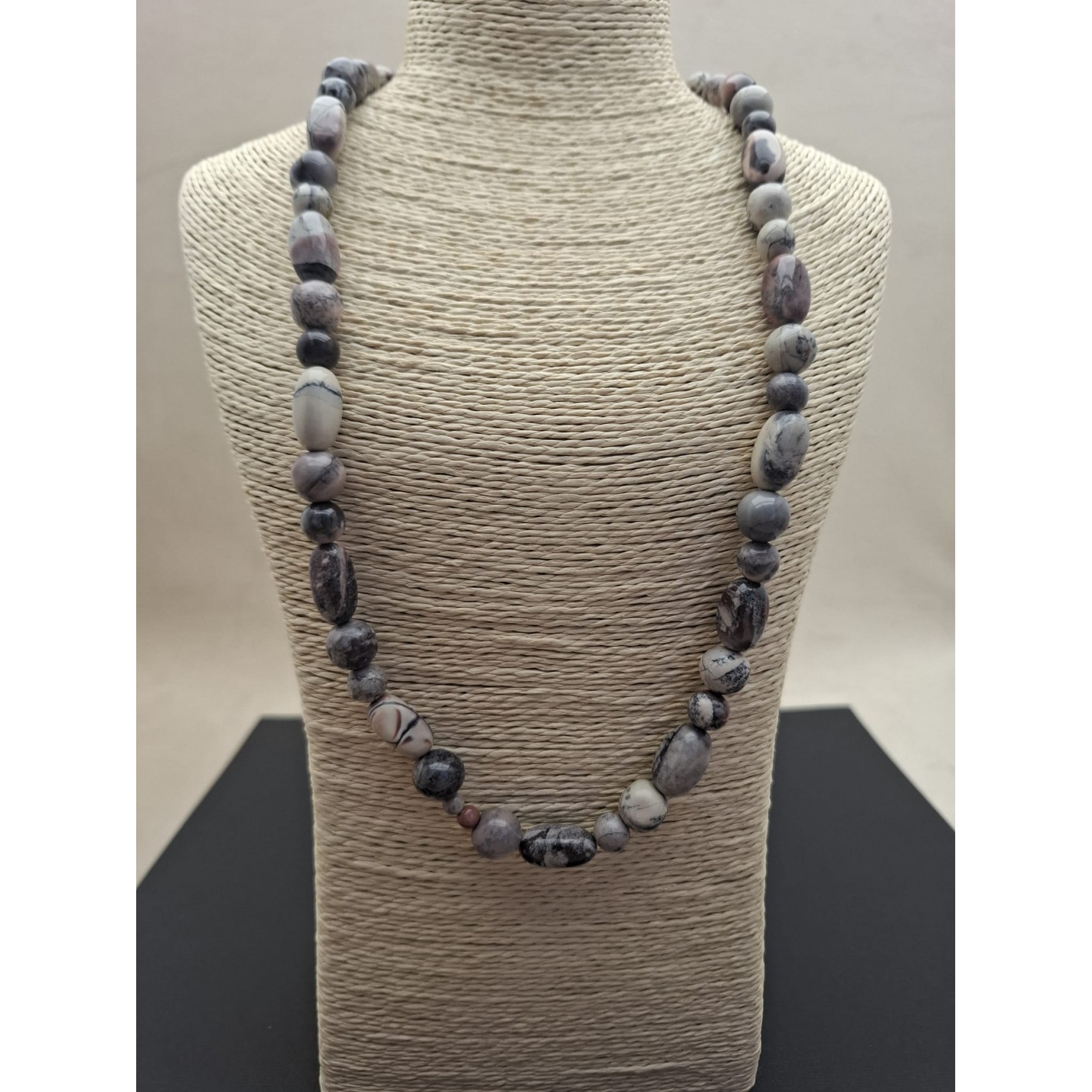 Kaklarota ( dabīgie akmeņi )