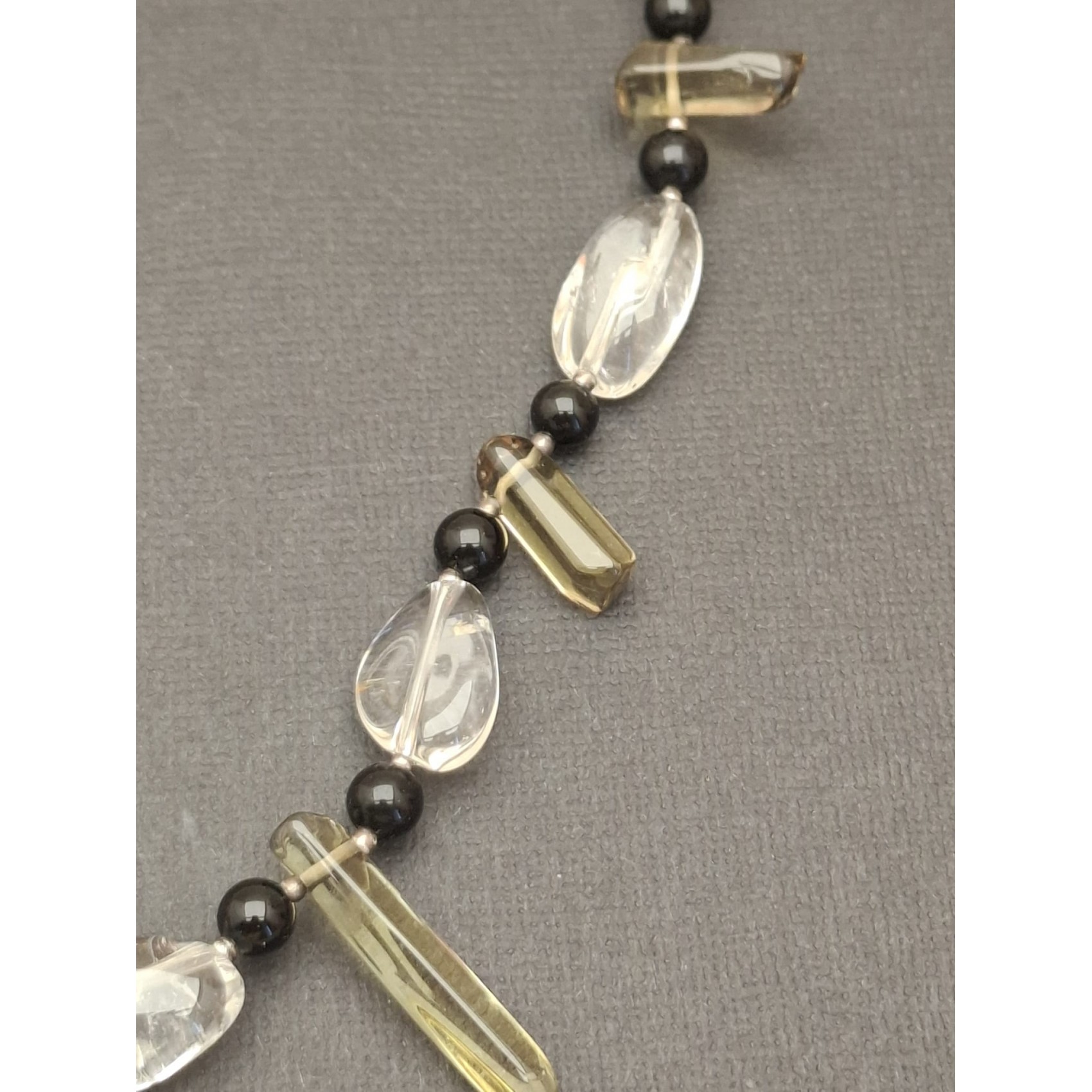 Kaklarota ( dabīgie akmeņi )