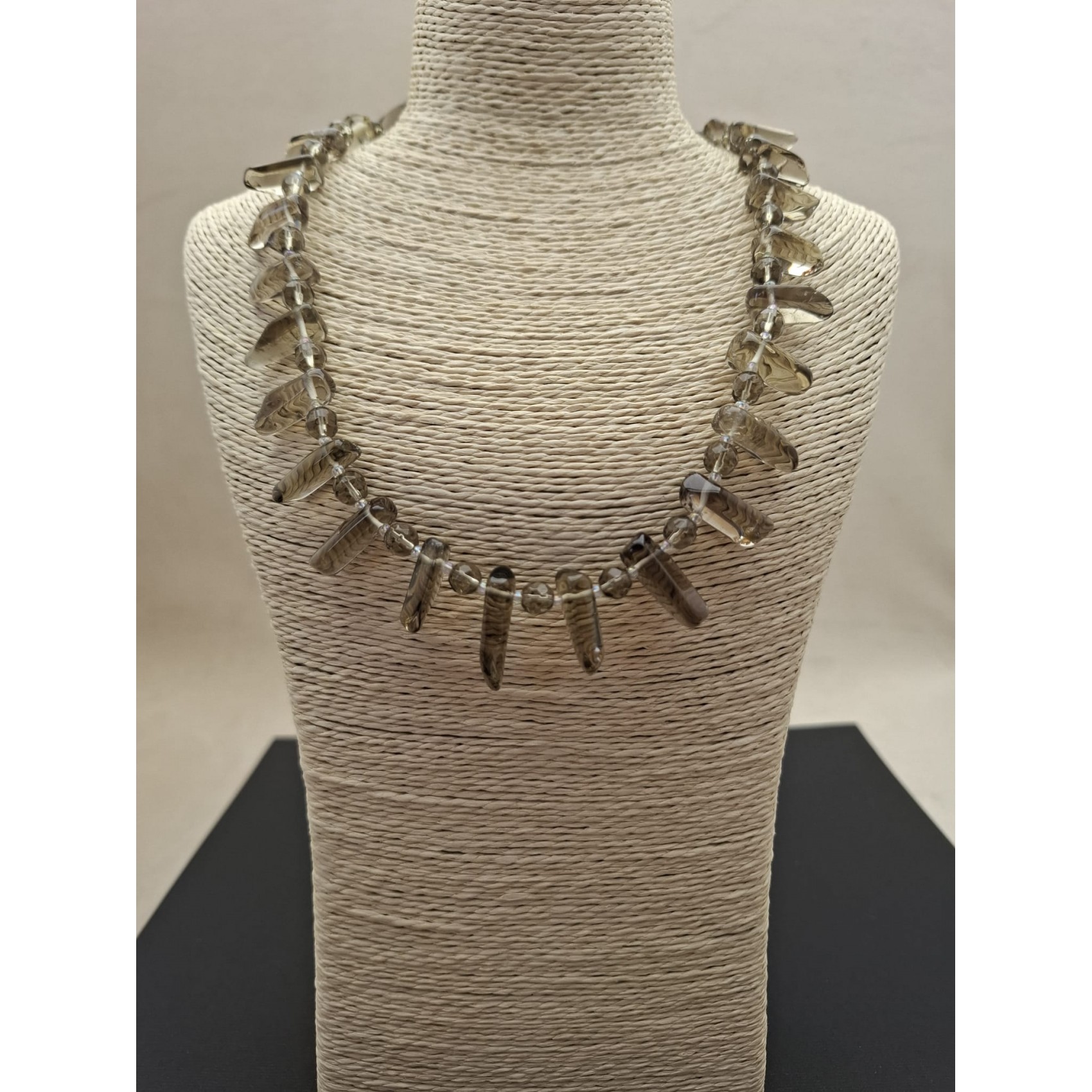 Kaklarota ( dabīgie akmeņi )