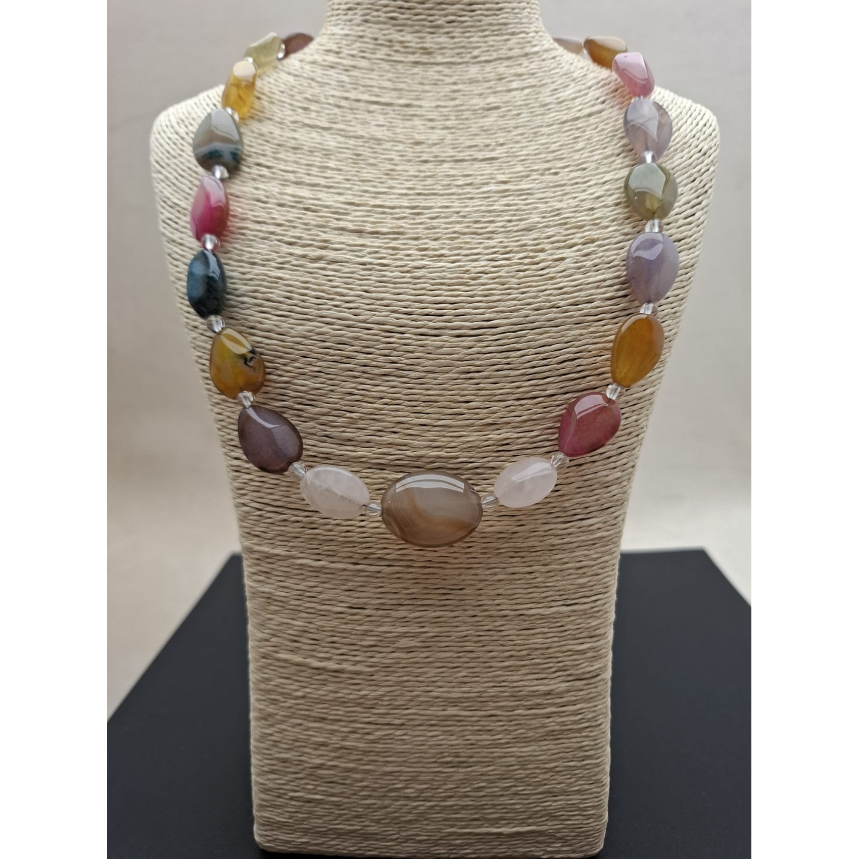 Kaklarota ( dabīgie akmeņi )