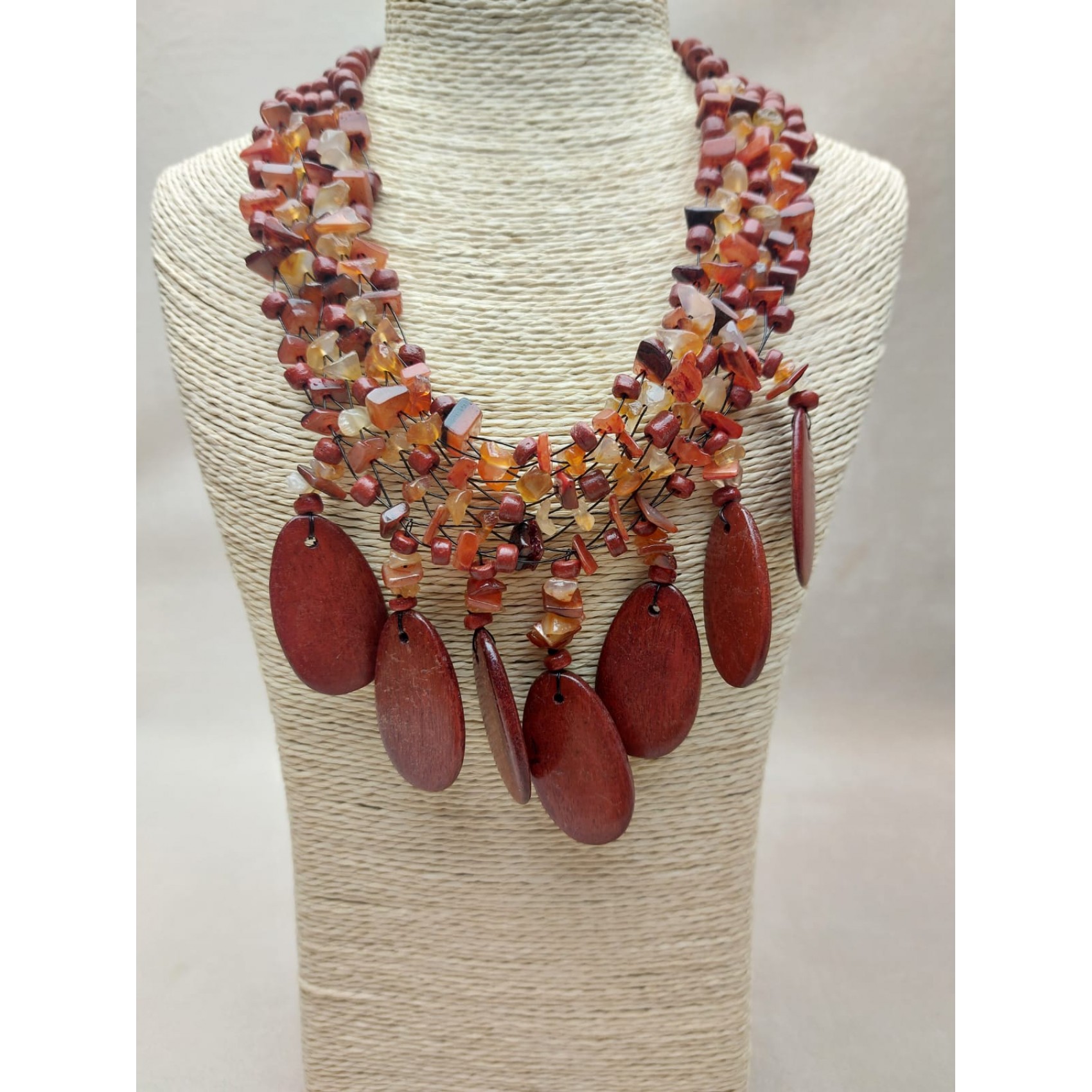 Kaklarota ( dabīgie akmeņi/koks )