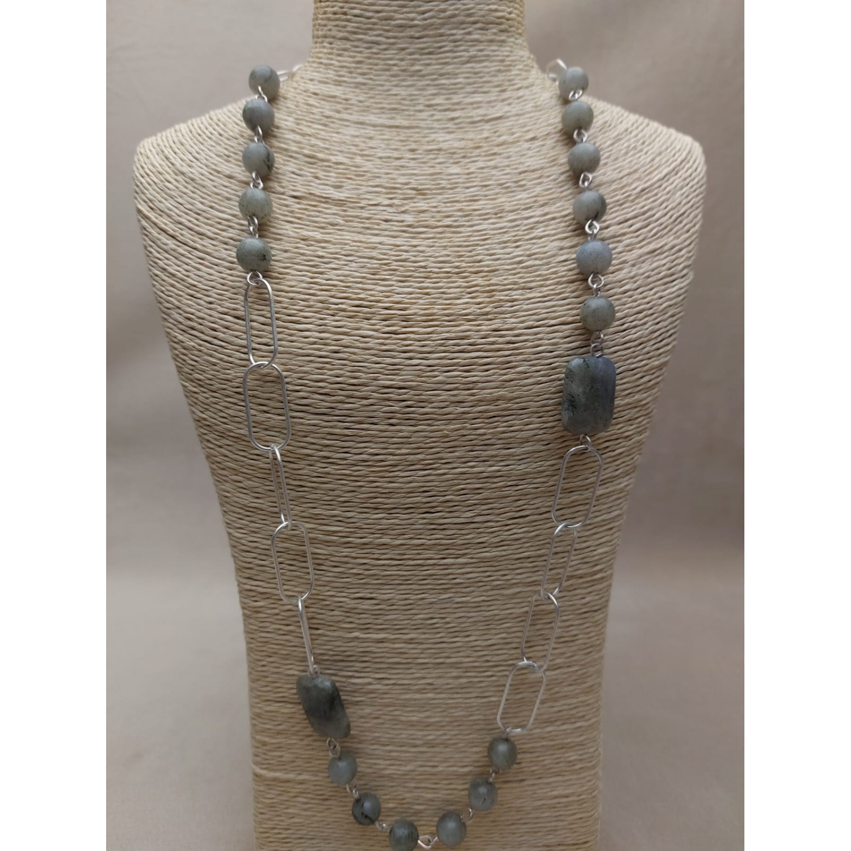 Kaklarota ( dabīgie akmeņi )