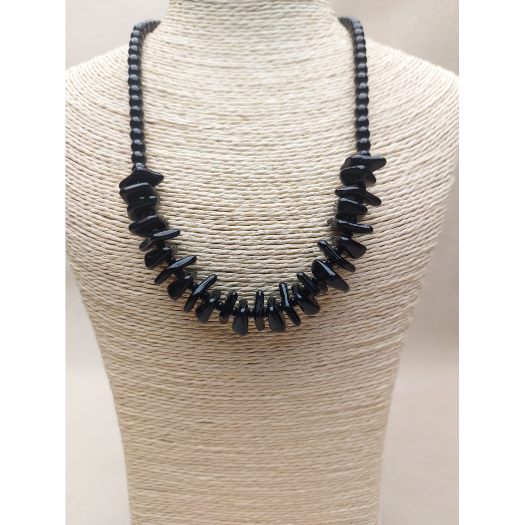 Kaklarota ( dabīgie akmeņi )