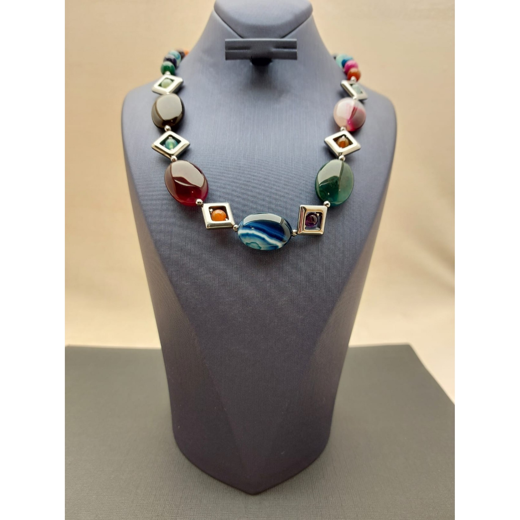 Kaklarota ( dabīgie akmeņi )