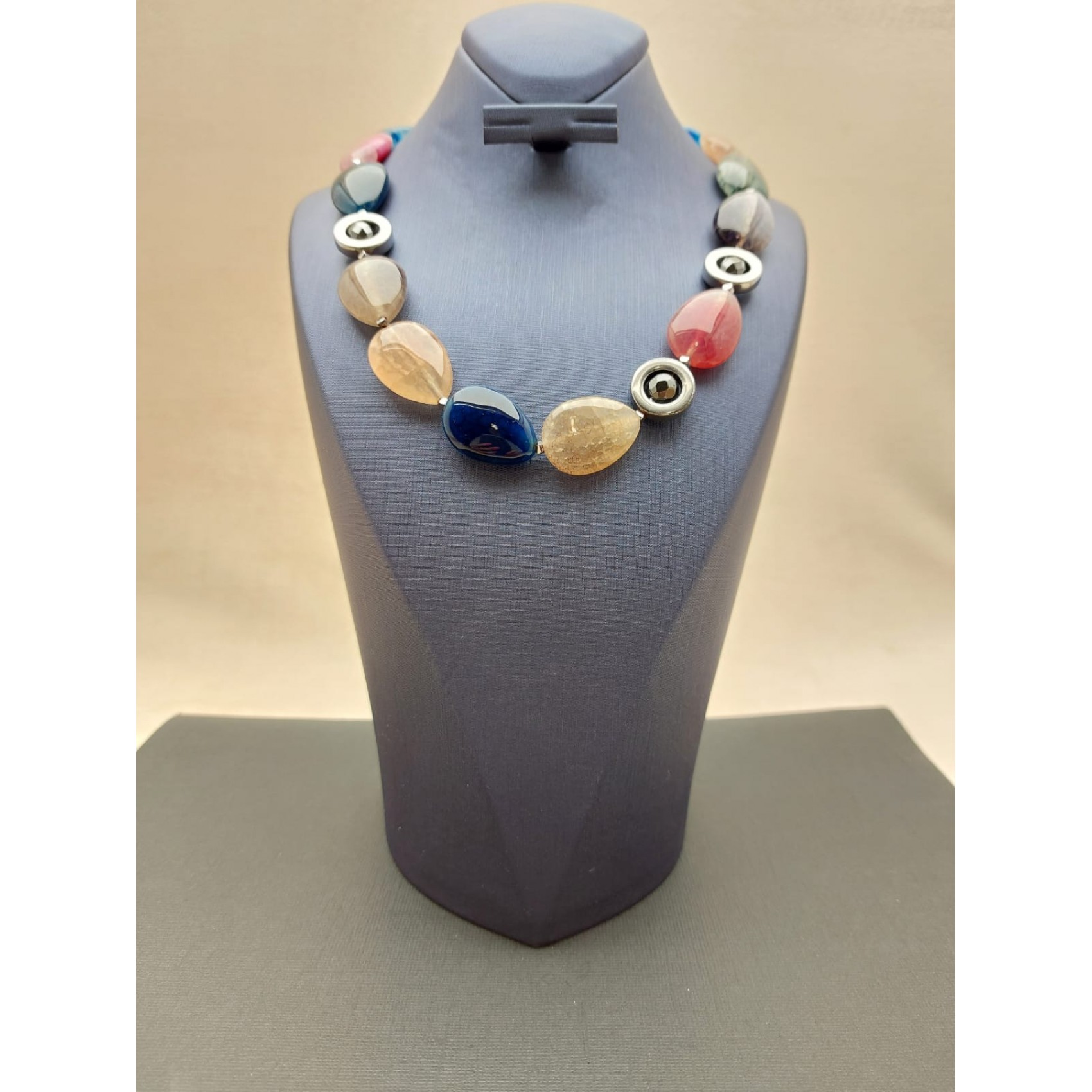 Kaklarota ( dabīgie akmeņi )