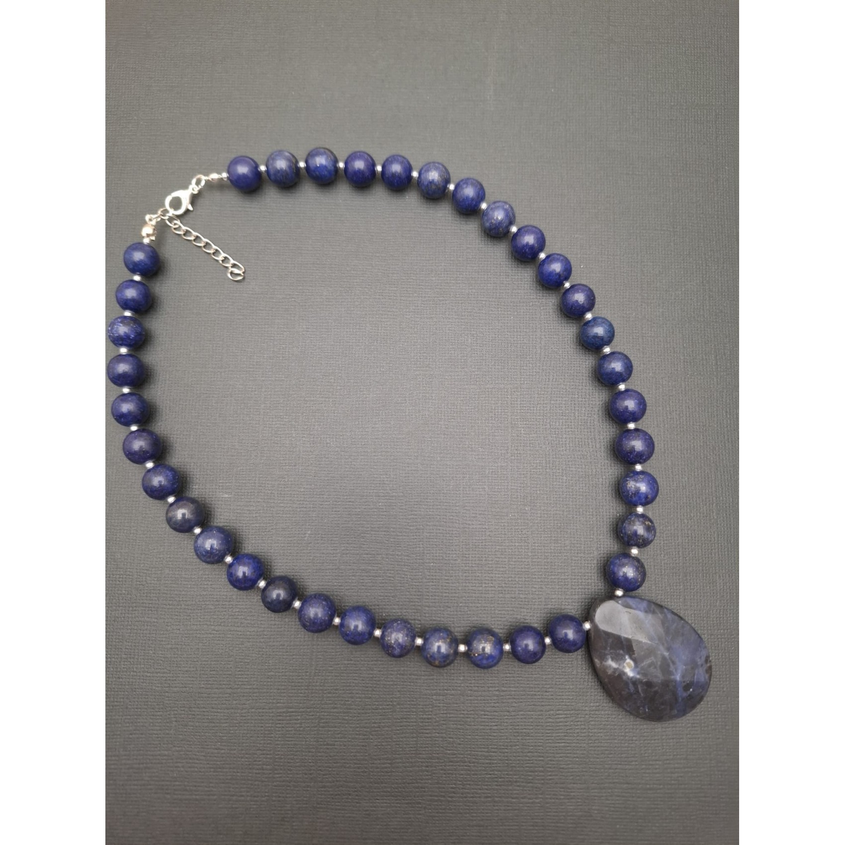 Kaklarota ( dabīgie akmeņi )