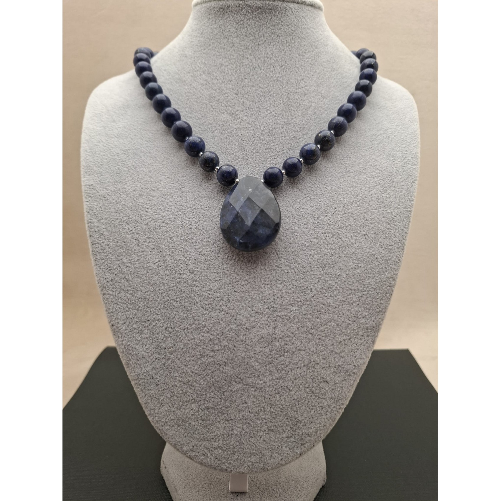 Kaklarota ( dabīgie akmeņi )