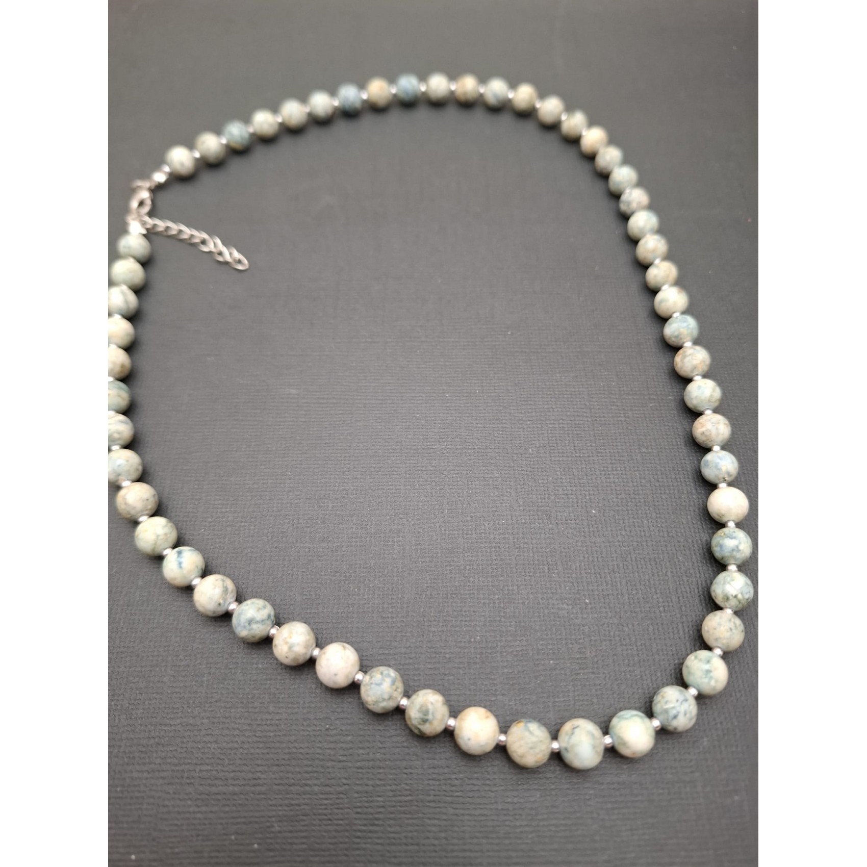 Kaklarota ( dabīgie akmeņi )