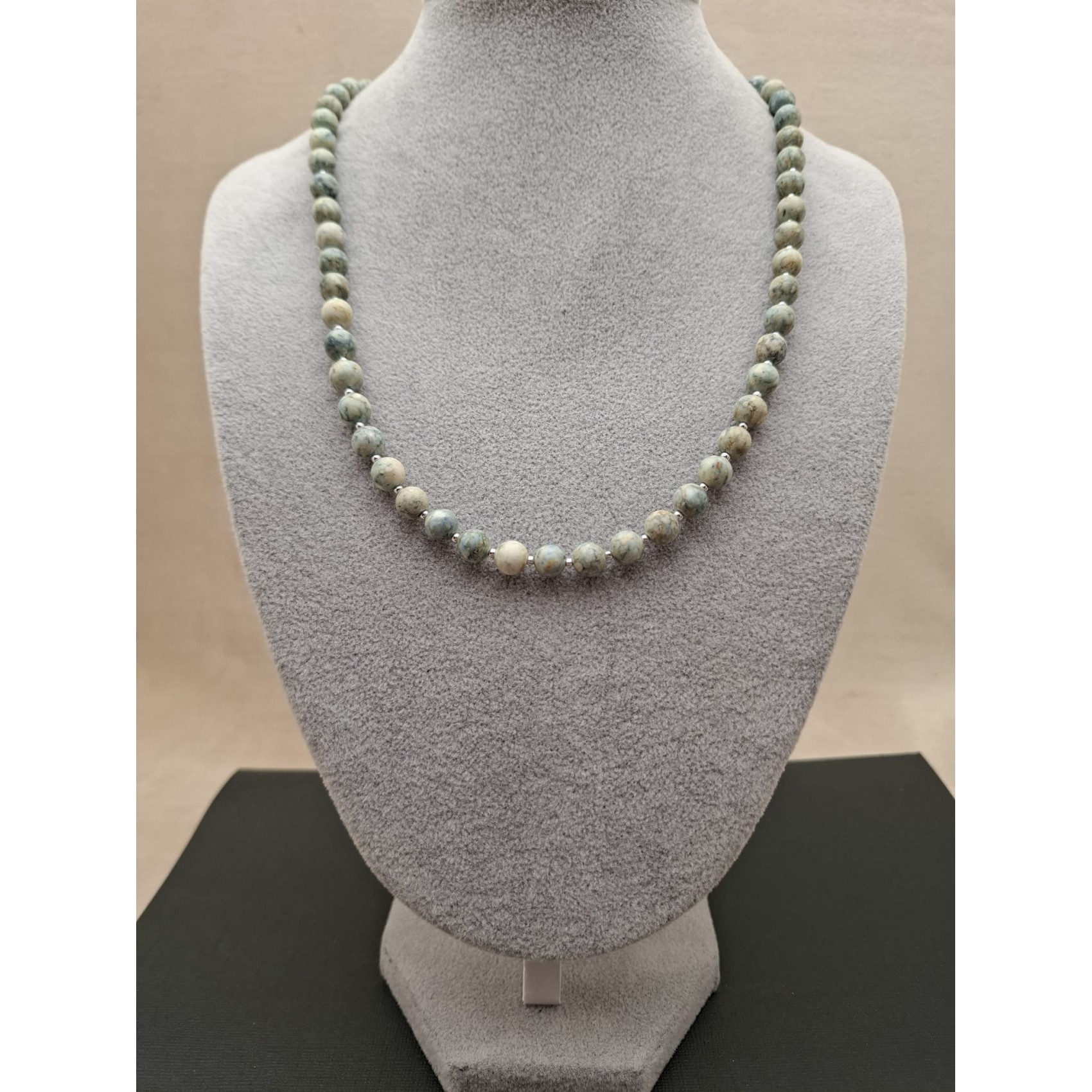 Kaklarota ( dabīgie akmeņi )