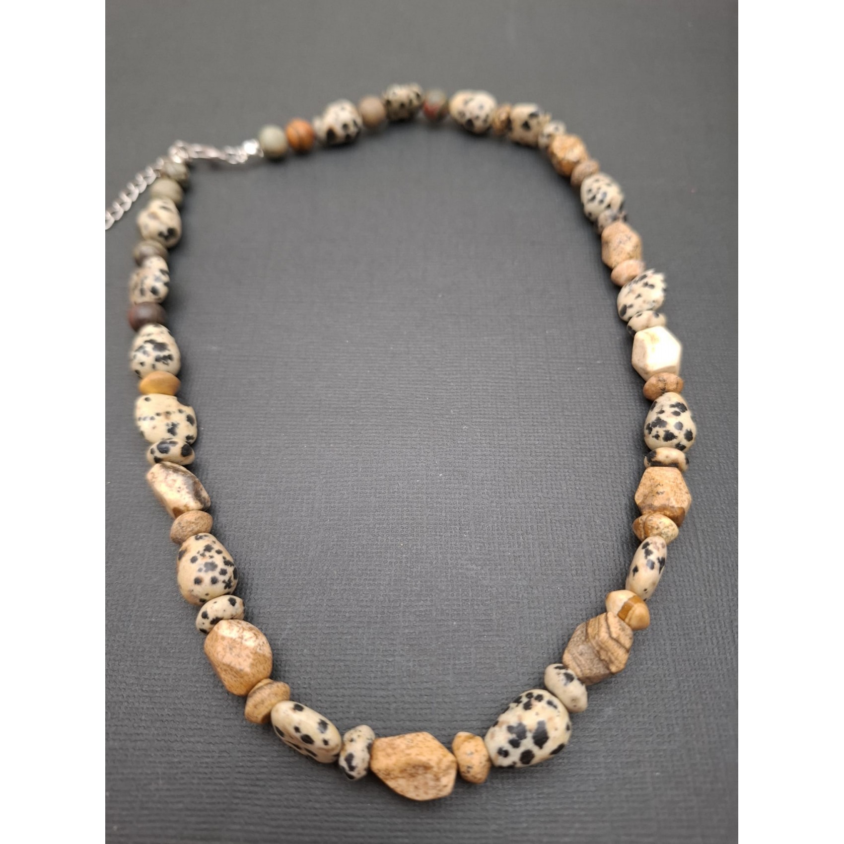 Kaklarota ( dabīgie akmeņi )