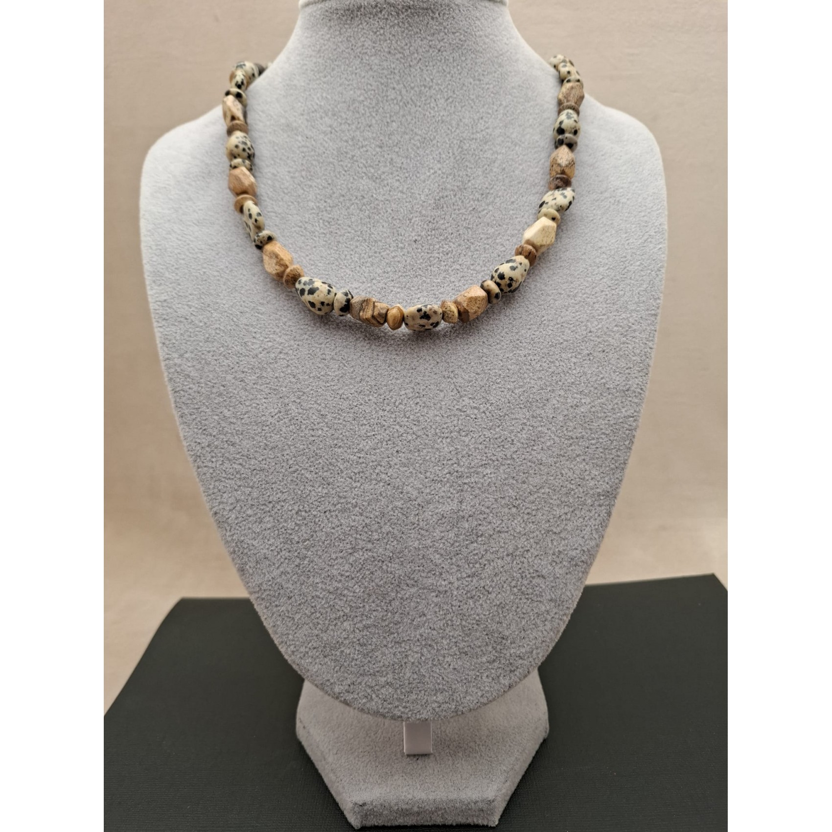 Kaklarota ( dabīgie akmeņi )