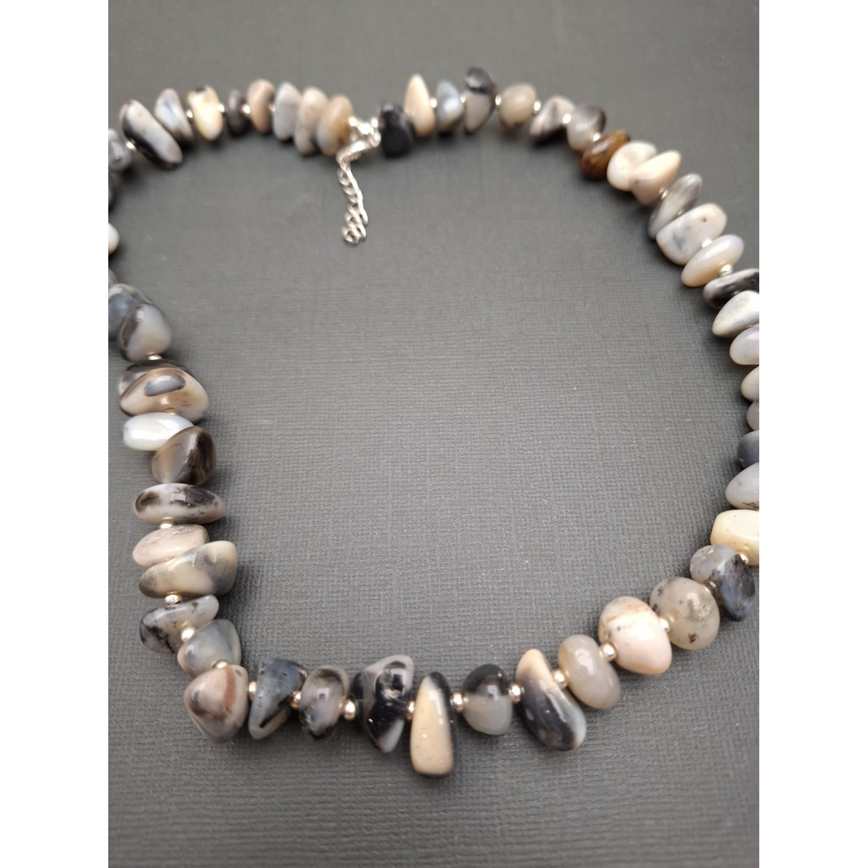 Kaklarota ( dabīgie akmeņi )