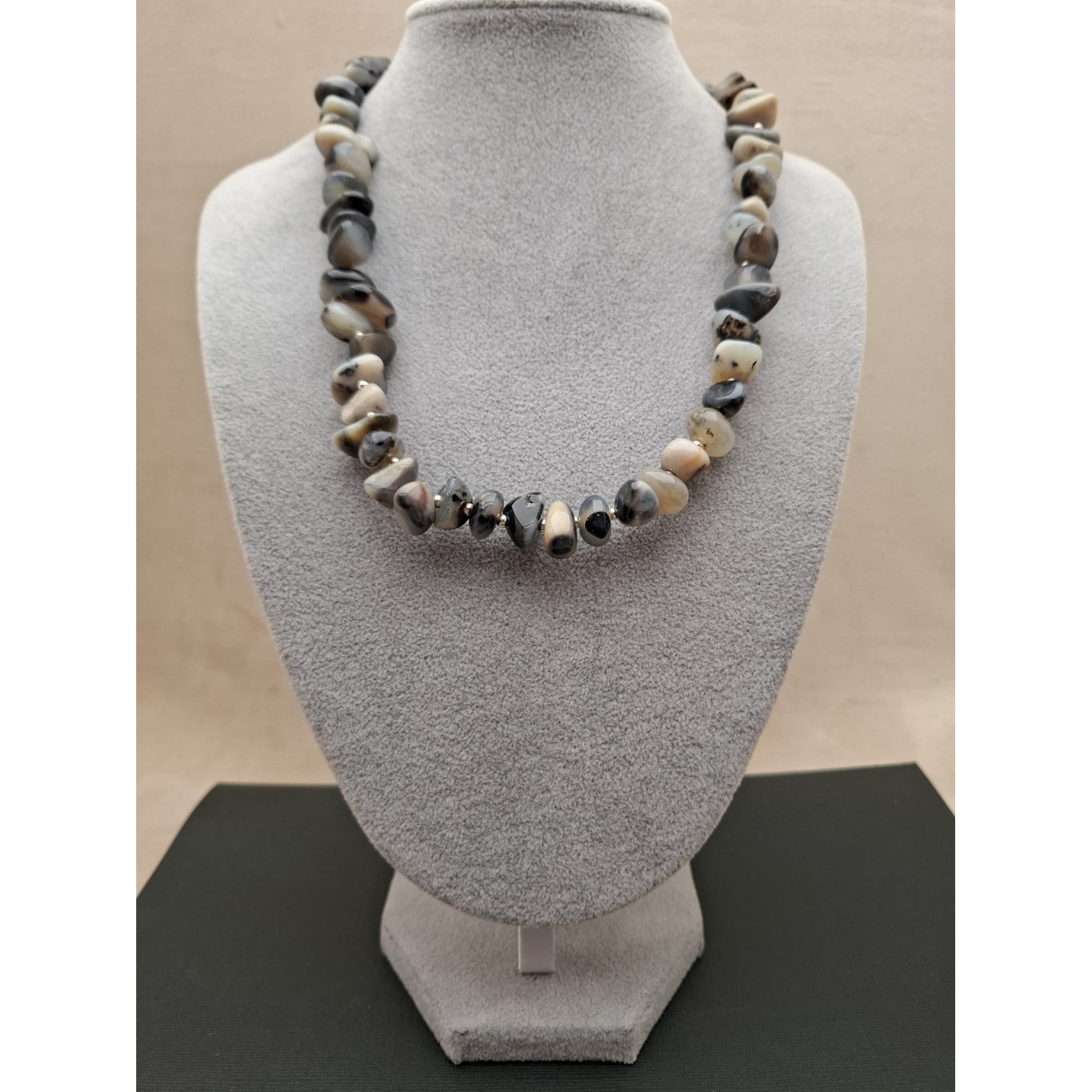 Kaklarota ( dabīgie akmeņi )