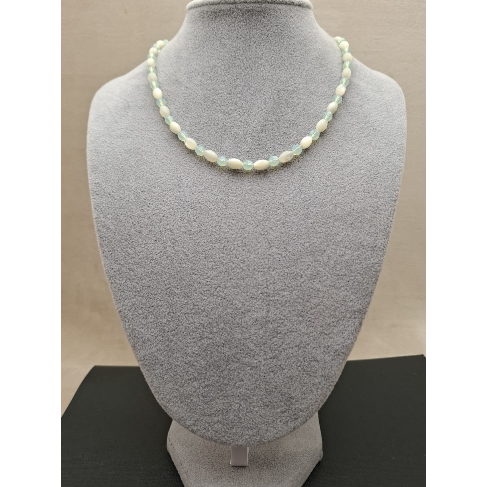 Kaklarota ( dabīgie akmeņi )