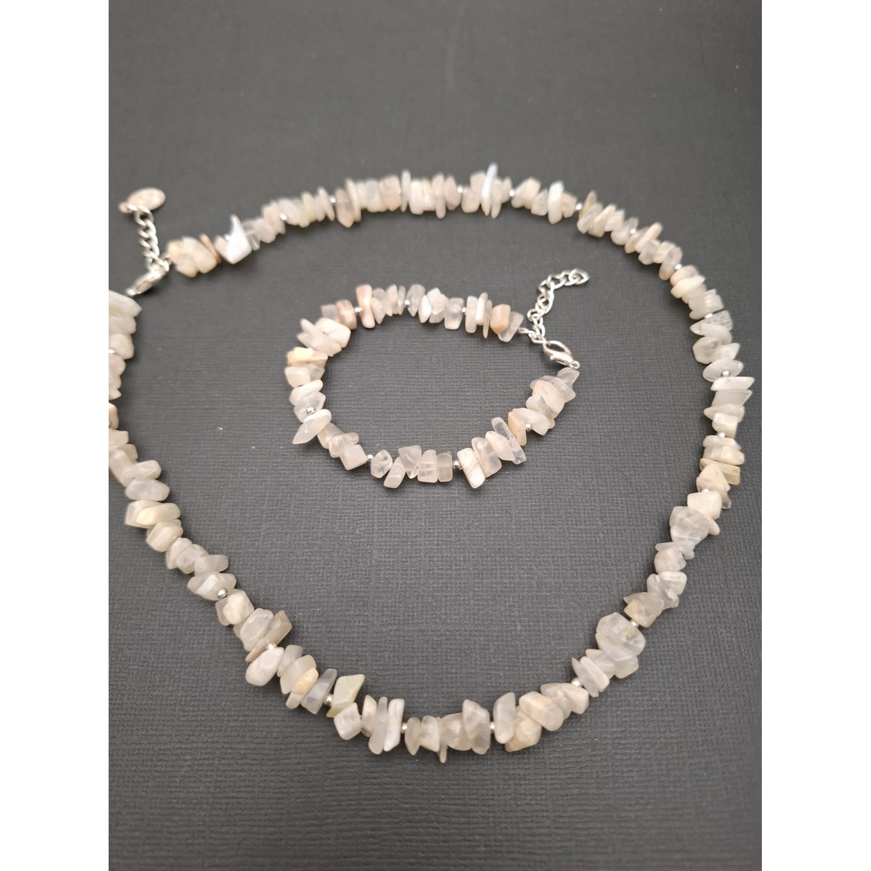 Kaklarota ( dabīgie akmeņi )