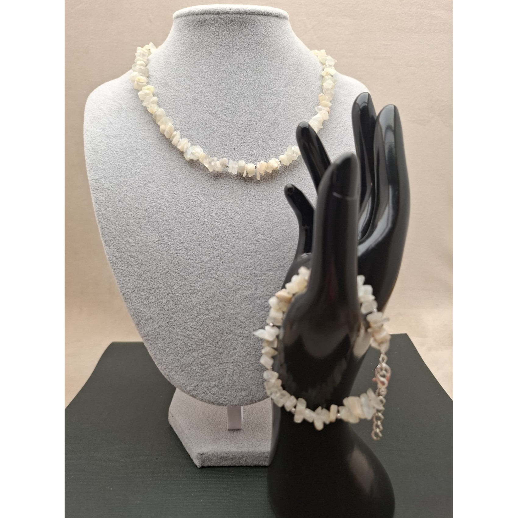 Kaklarota ( dabīgie akmeņi )