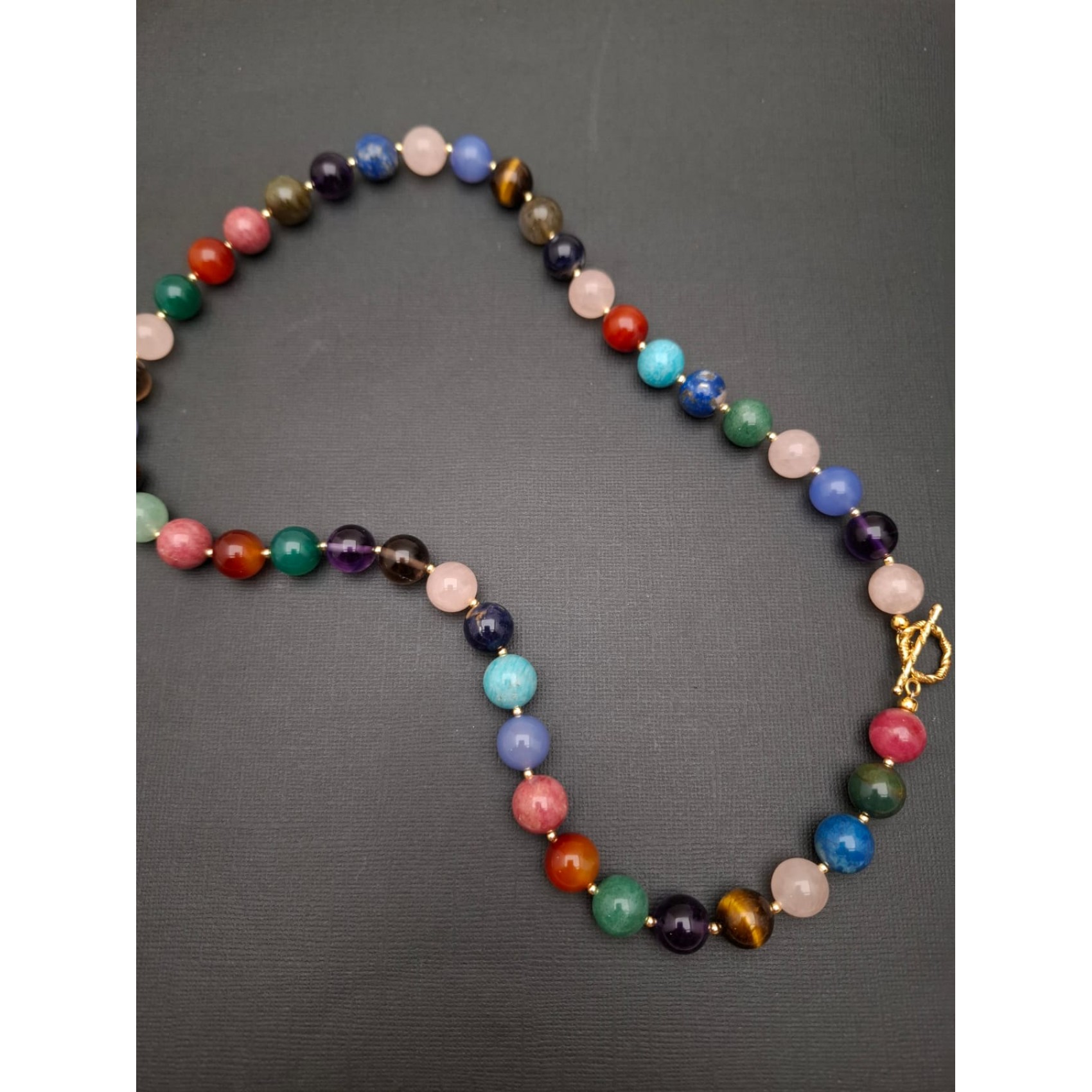 Kaklarota ( dabīgie akmeņi )