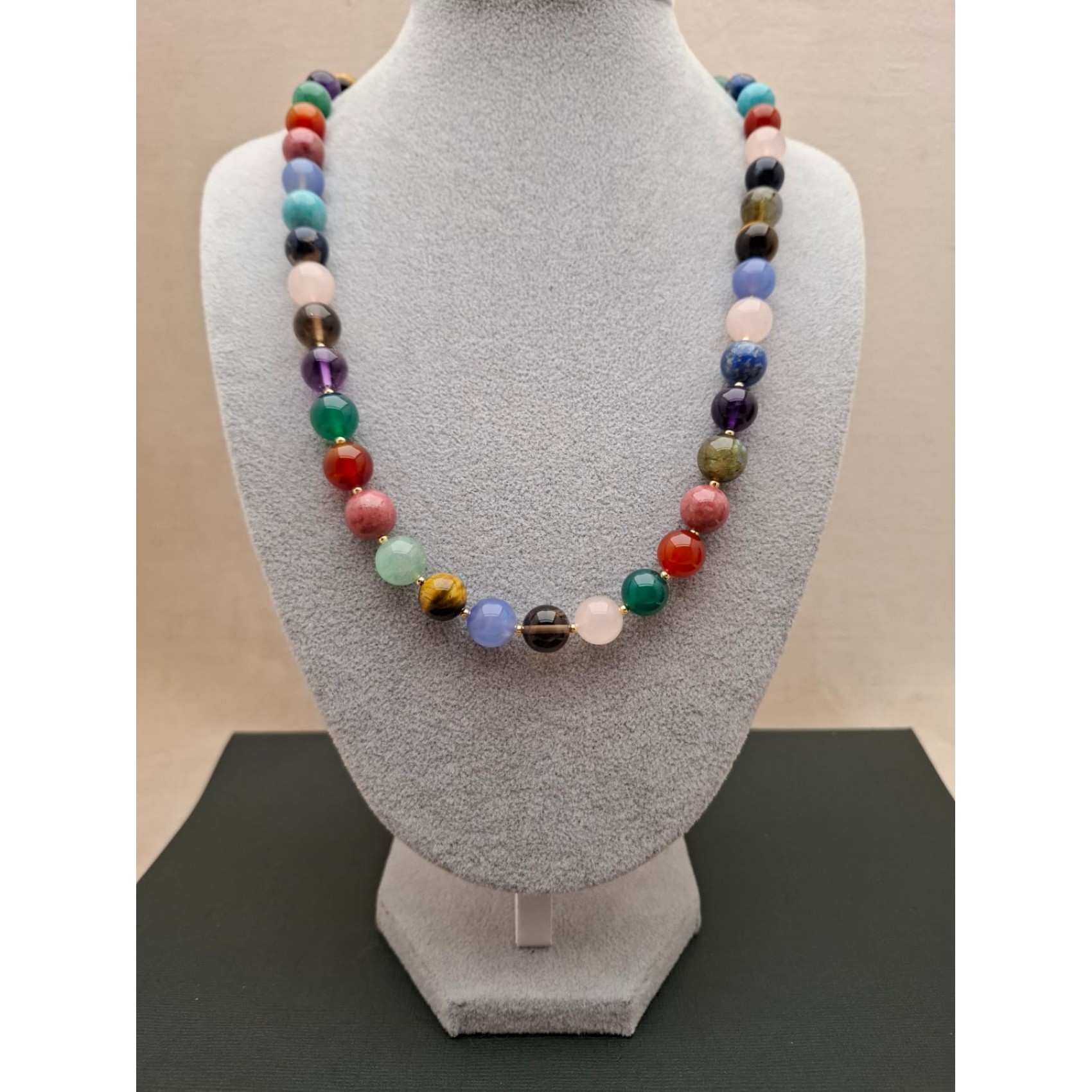 Kaklarota ( dabīgie akmeņi )