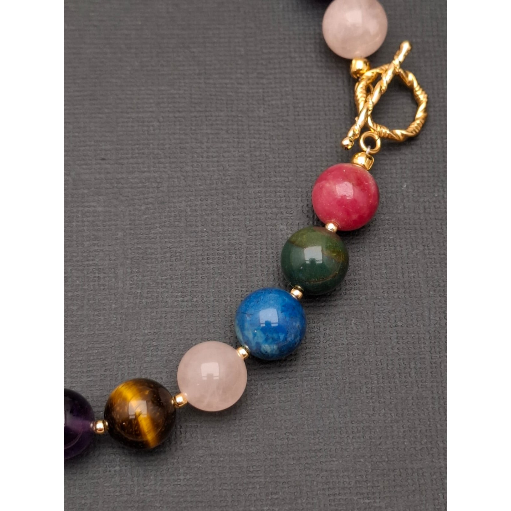 Kaklarota ( dabīgie akmeņi )